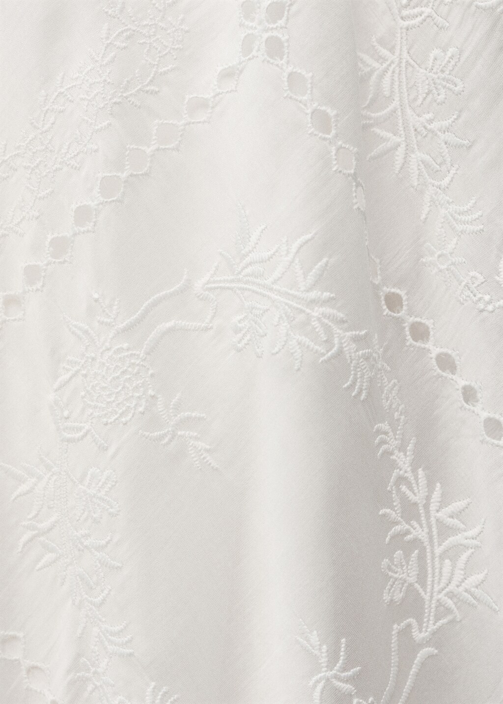 Embroidered dress with lace details