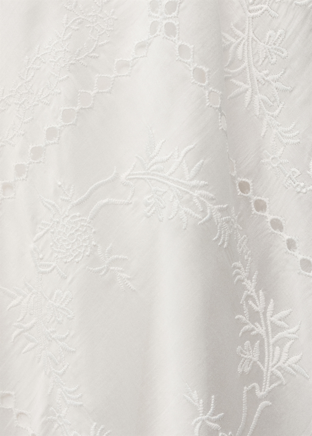 Embroidered dress with lace details