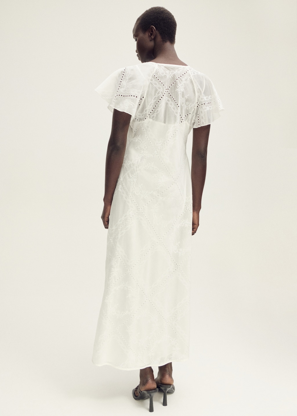 Embroidered dress with lace details