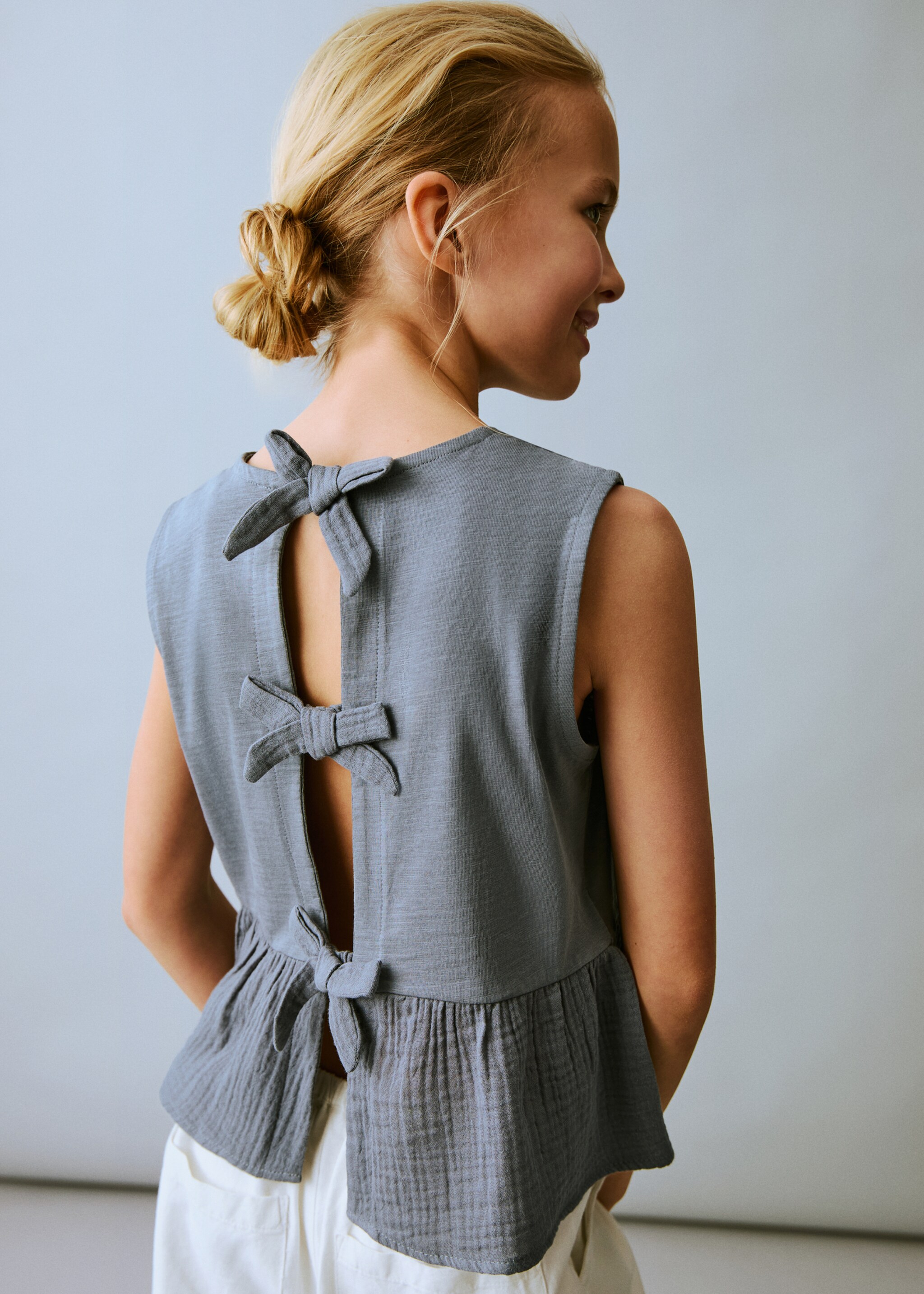T-Shirt mit Volant-Details und Schleife - Detail des Artikels 6
