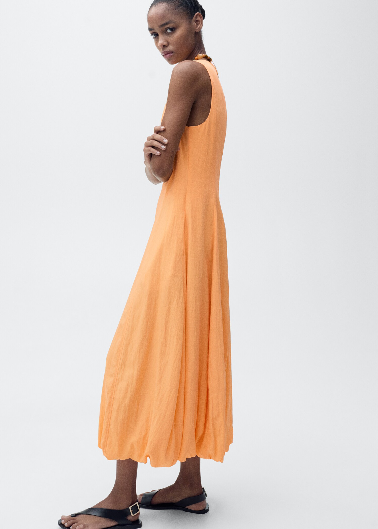 Vestido midi bajo abullonado - Plano medio