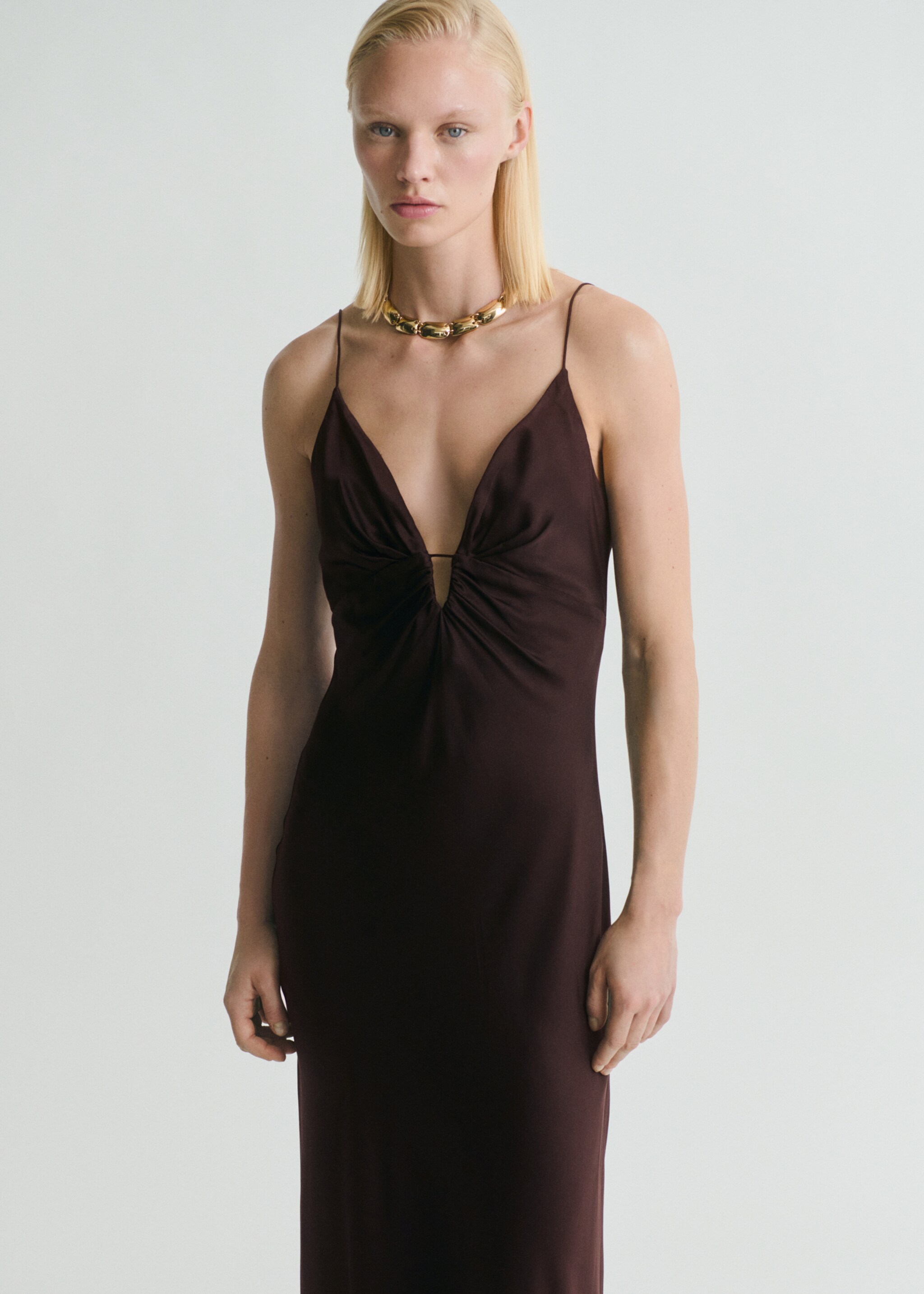 Satin dress with gathered V-neckline - Medium plane