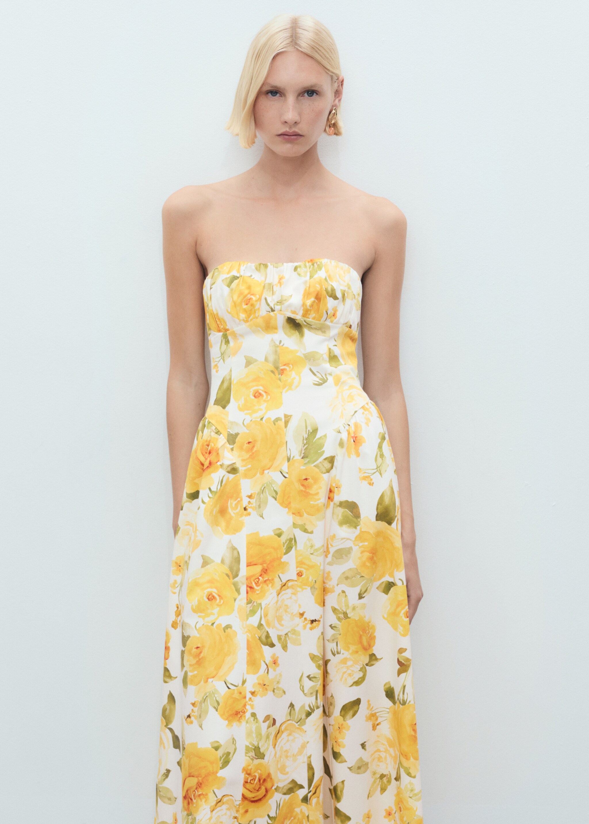 Vestido midi floral escote fruncido - Plano medio