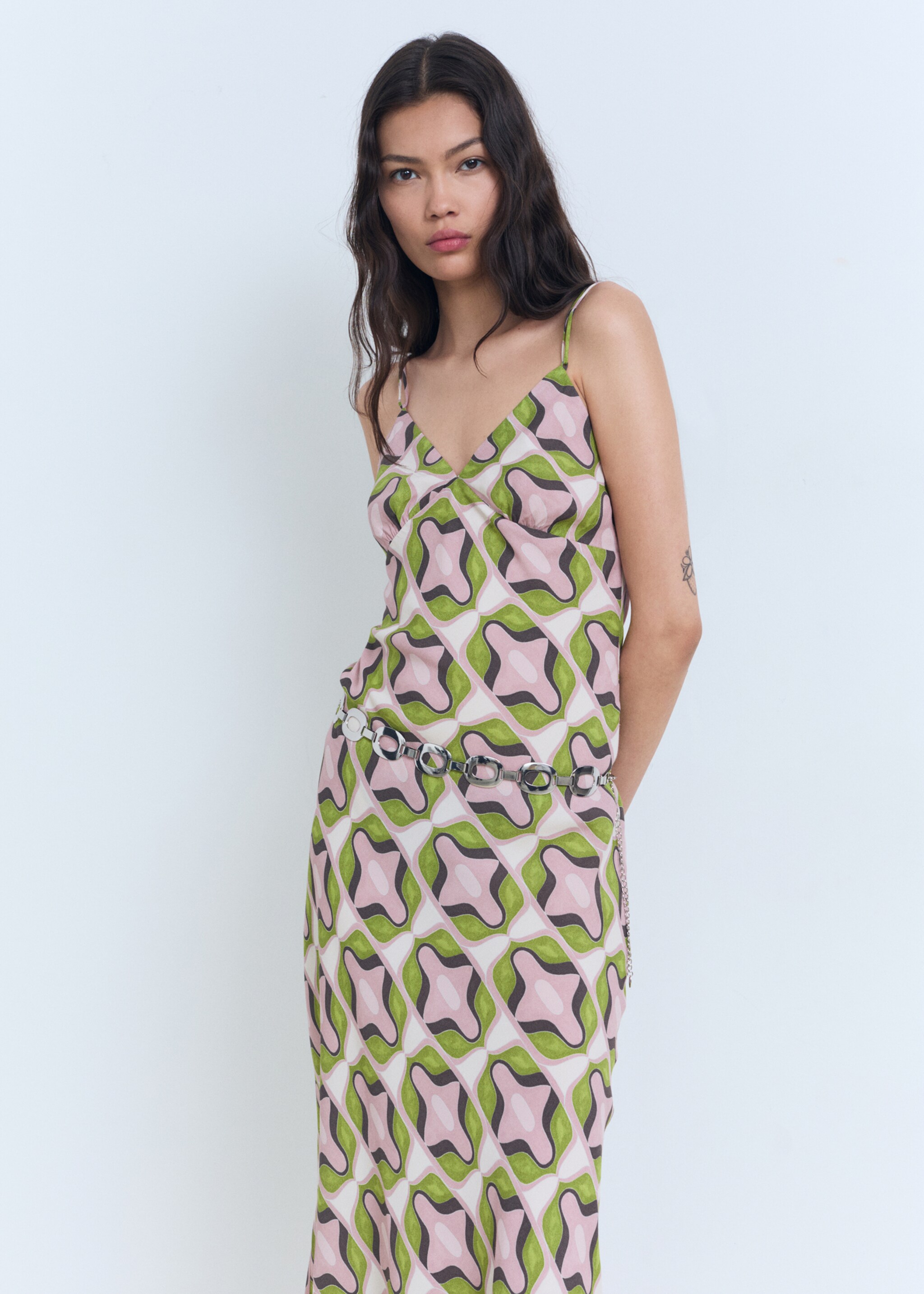 Vestido midi estampado abstracto - Plano medio