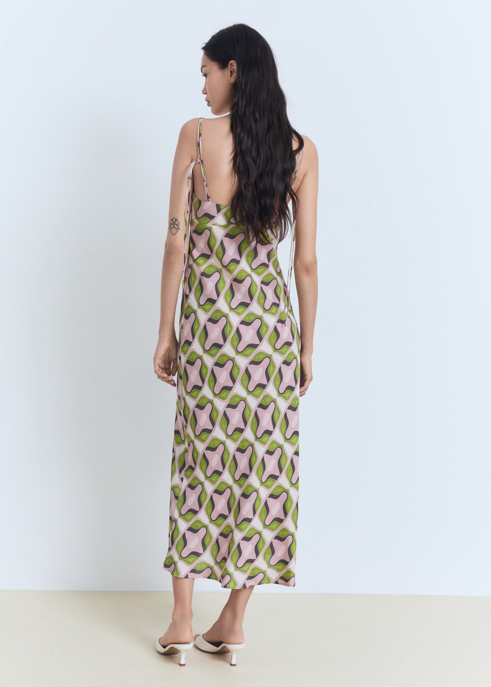 Vestido midi estampado abstracto - Reverso del artículo