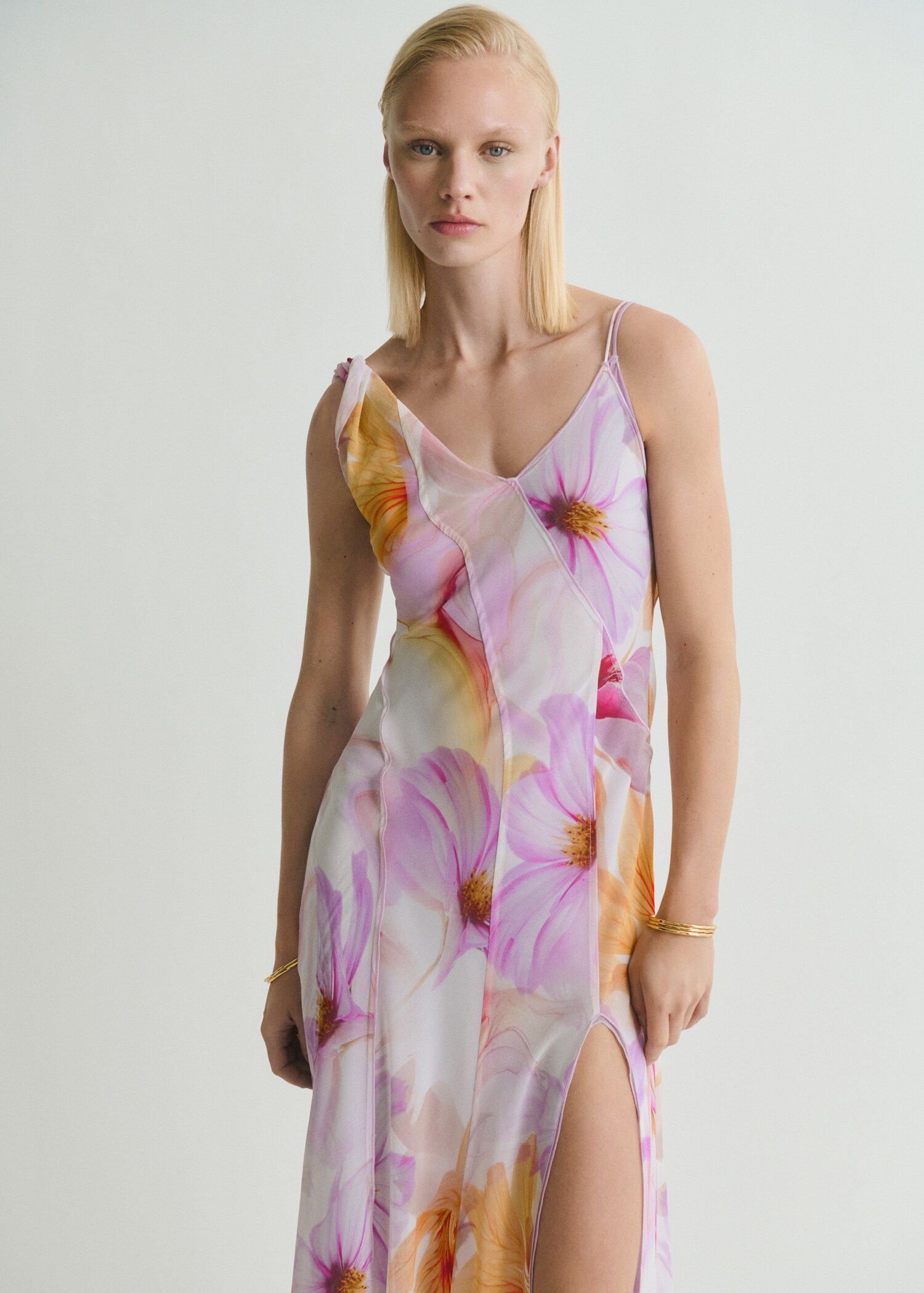 Robe imprimé fleurs avec bretelles asymétriques - Plan moyen