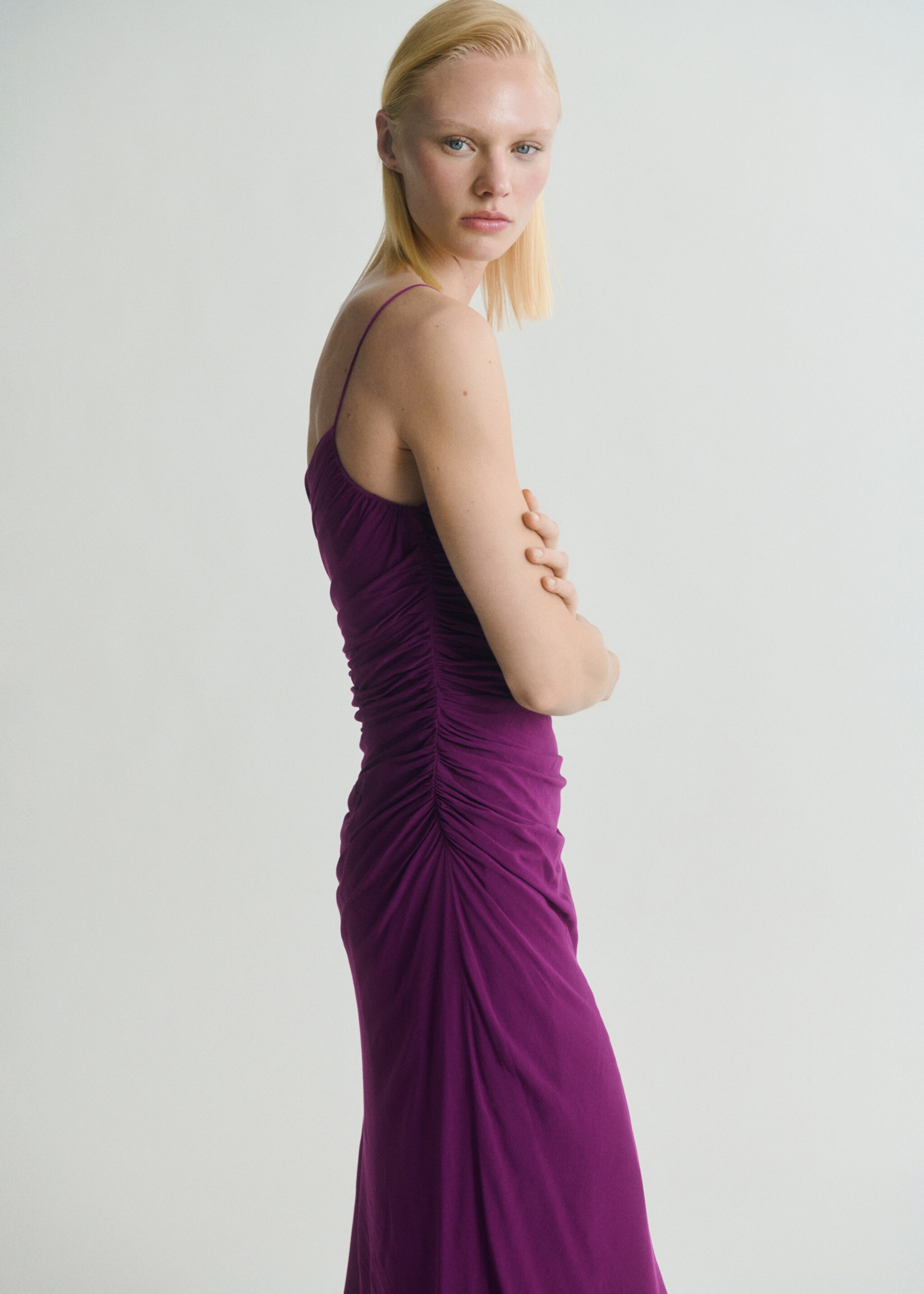 Robe asymétrique fronces sur les côtés - Plan moyen