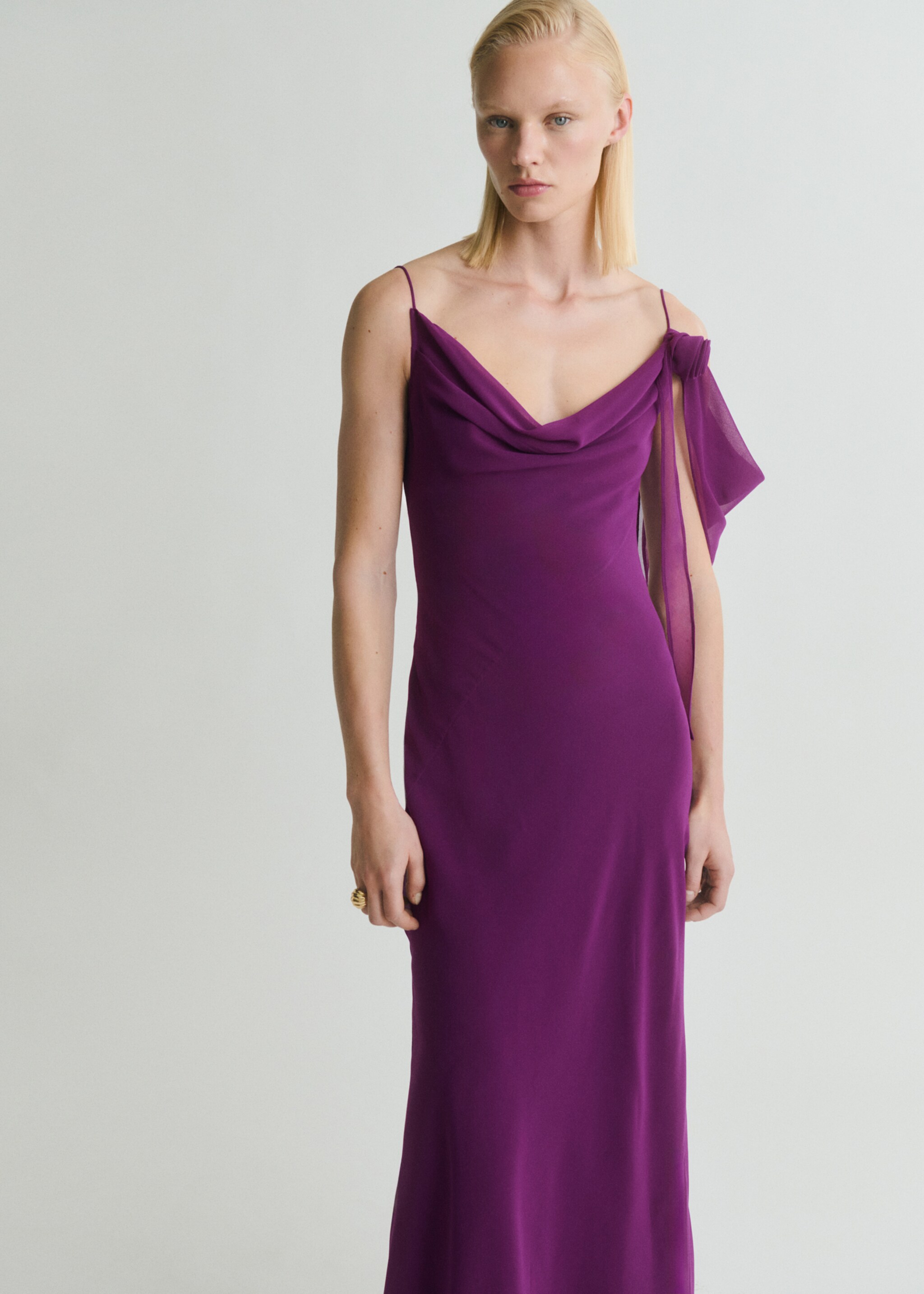 Robe drapée détail fleur - Plan moyen