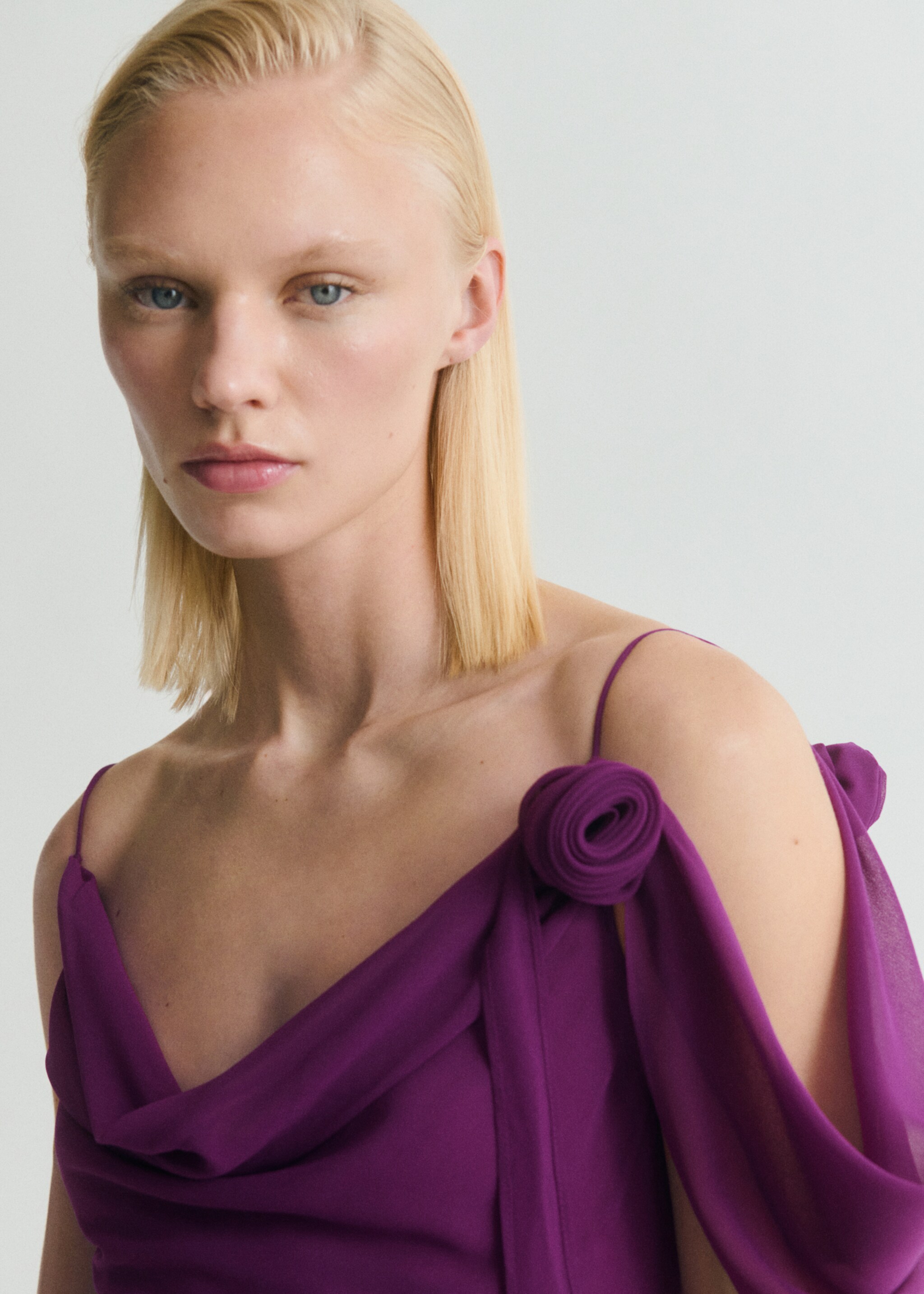 Robe drapée détail fleur - Détail de l'article 1