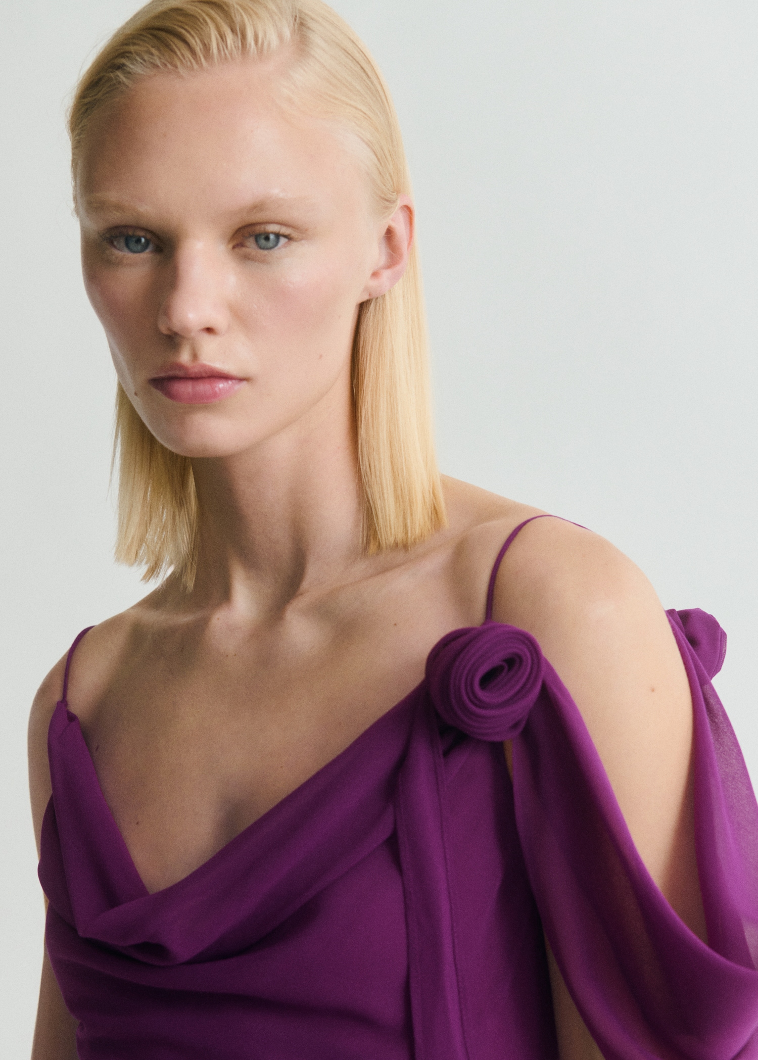 Robe drapée détail fleur - Détail de l'article 1