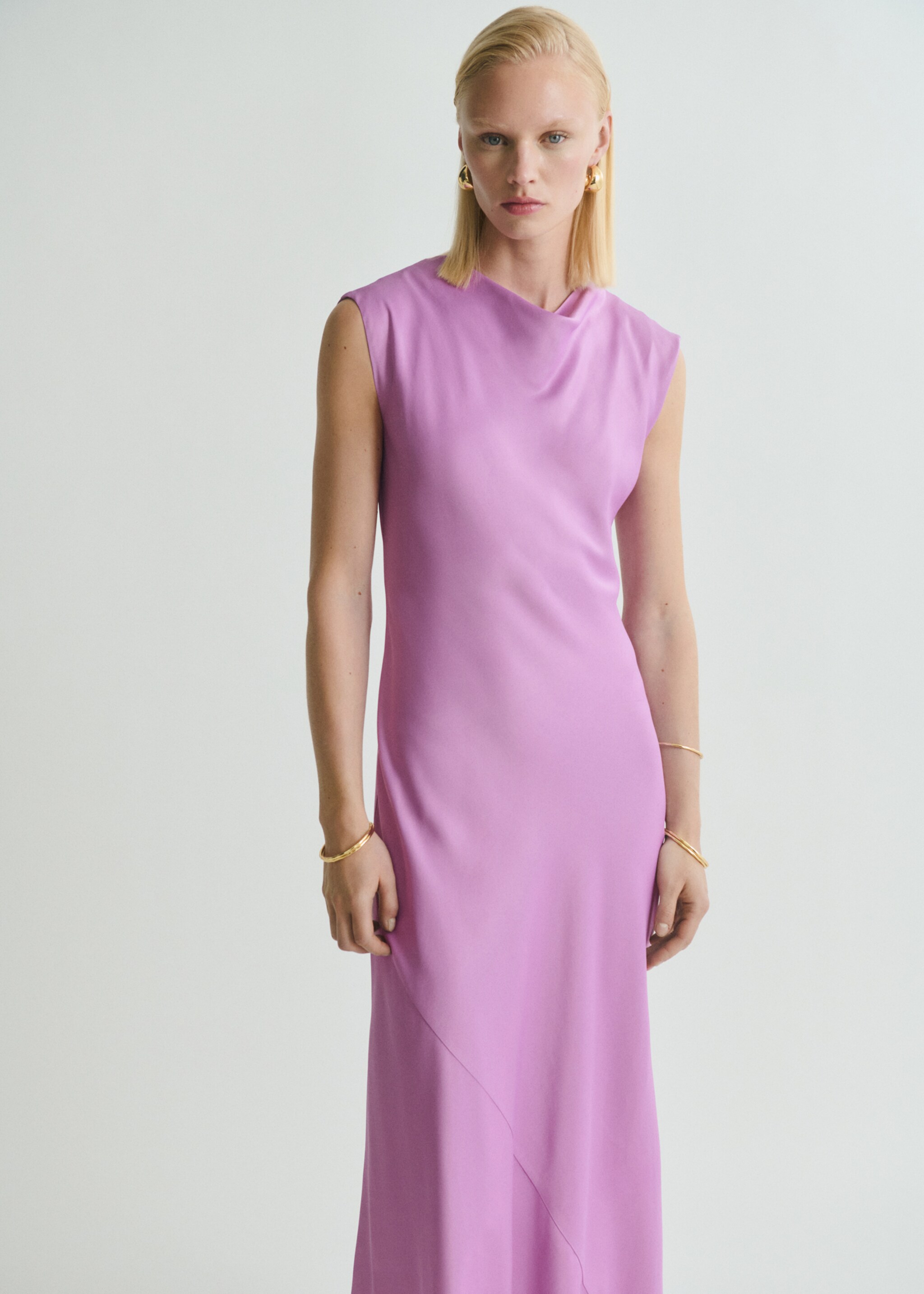 Vestido midi satinado - Plano medio