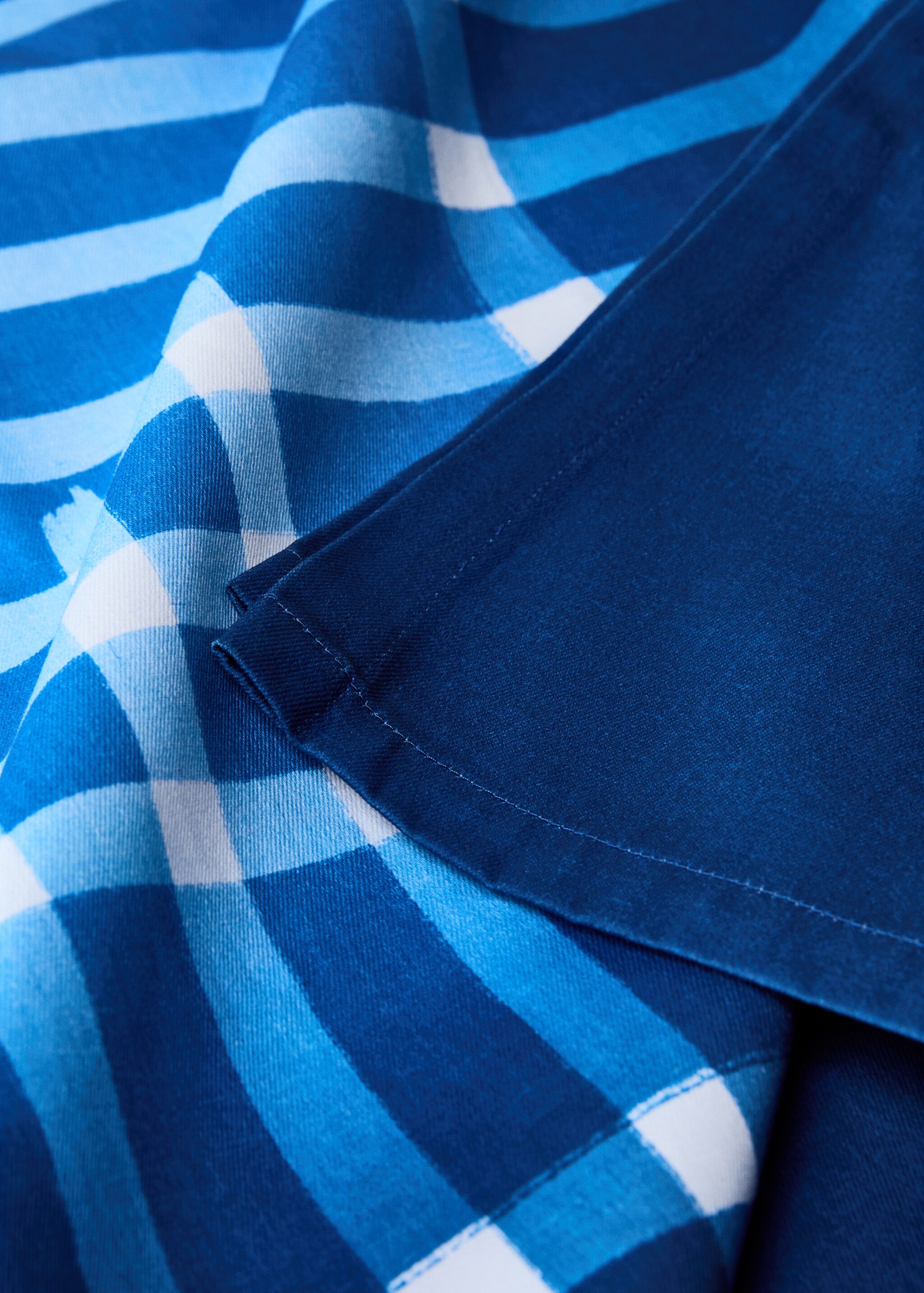 Two-tone striped cotton tablecloth for 8 to 10 diners - Details of the article 1