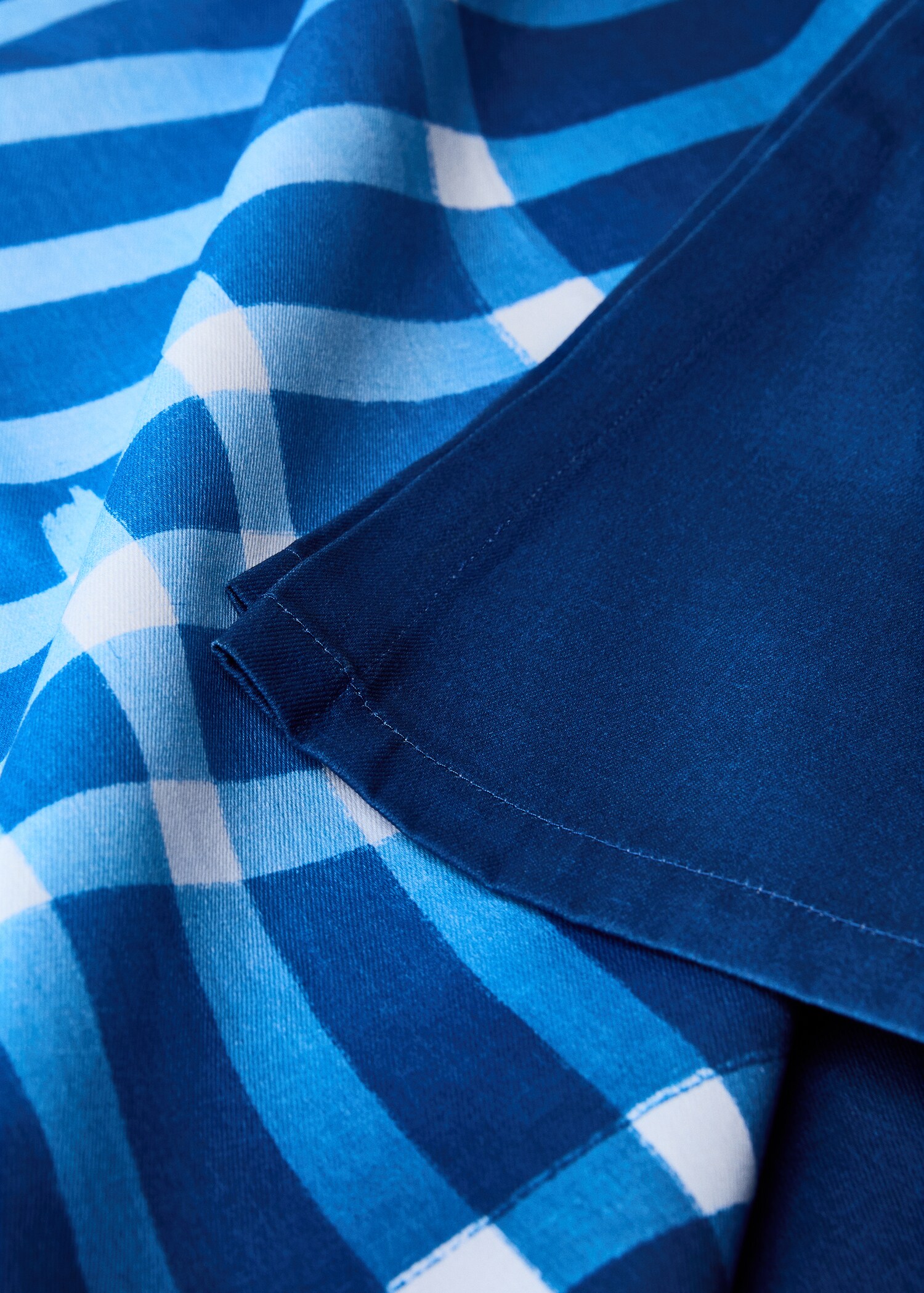 Two-tone striped cotton tablecloth for 8 to 10 diners - Details of the article 1