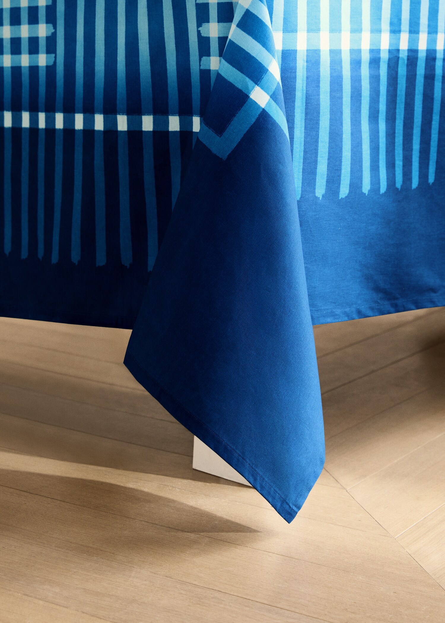 Two-tone striped cotton tablecloth for 8 to 10 diners - Details of the article 7