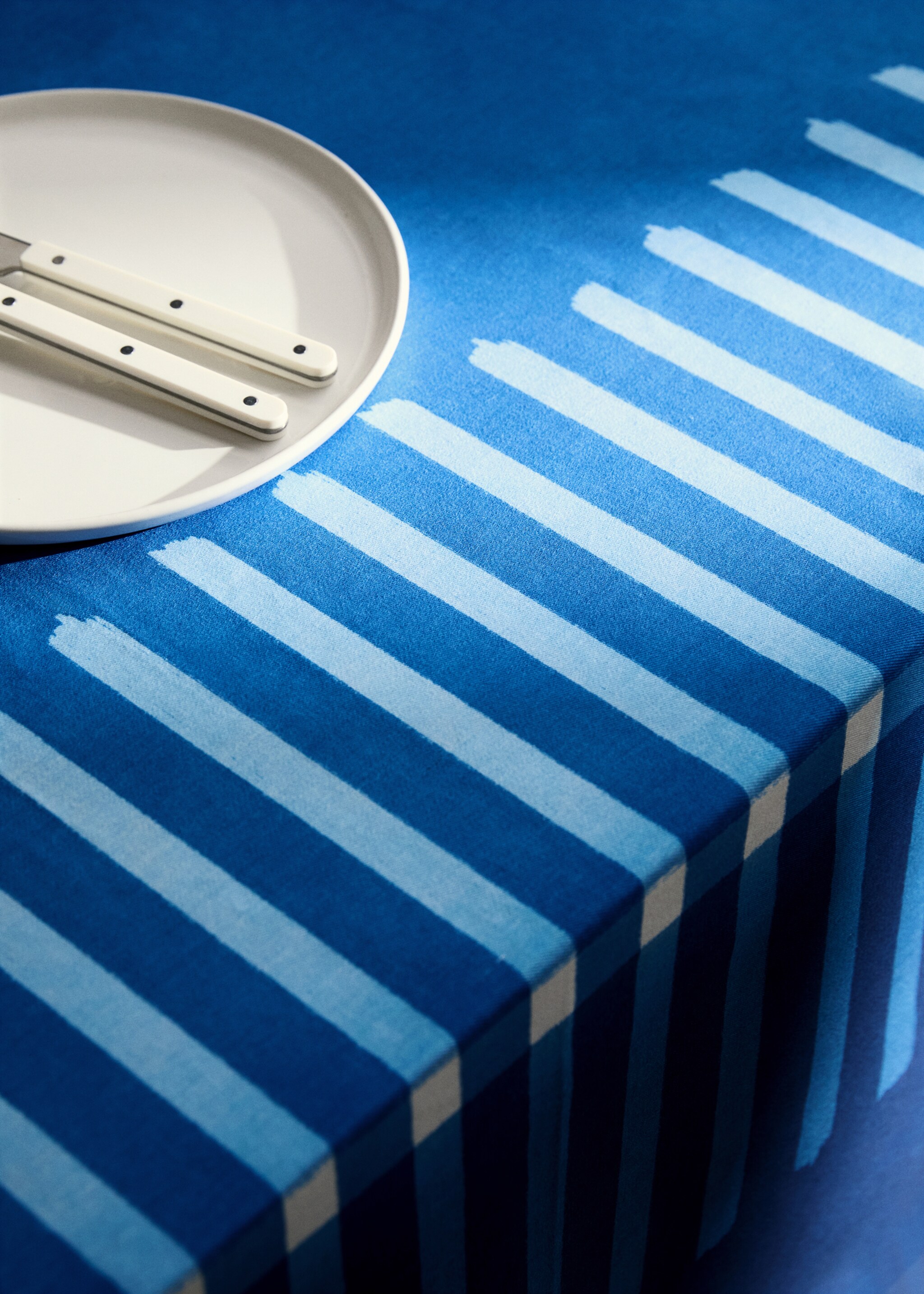 Two-tone striped cotton tablecloth for 8 to 10 diners - Details of the article 8