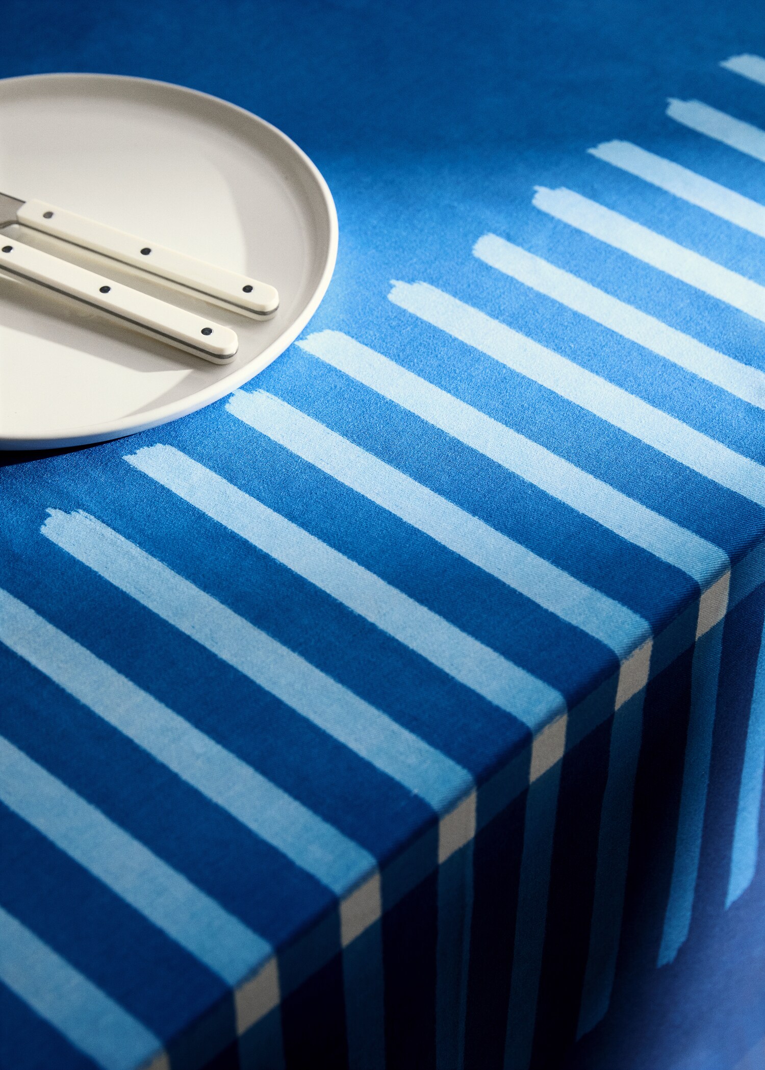 Two-tone striped cotton tablecloth for 8 to 10 diners - Details of the article 8
