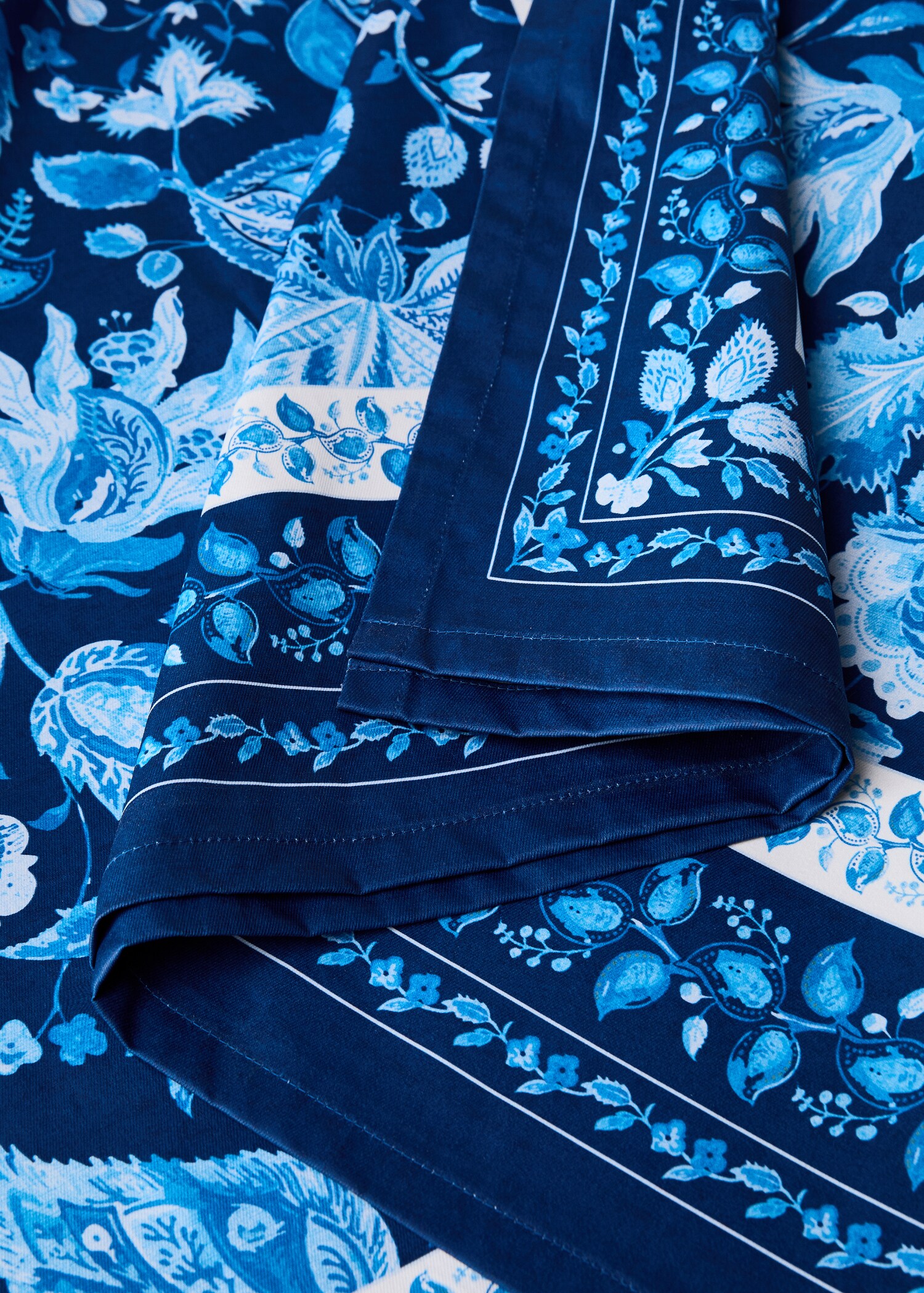 Resin tablecloth with flower print for 2 to 4 diners - Details of the article 1