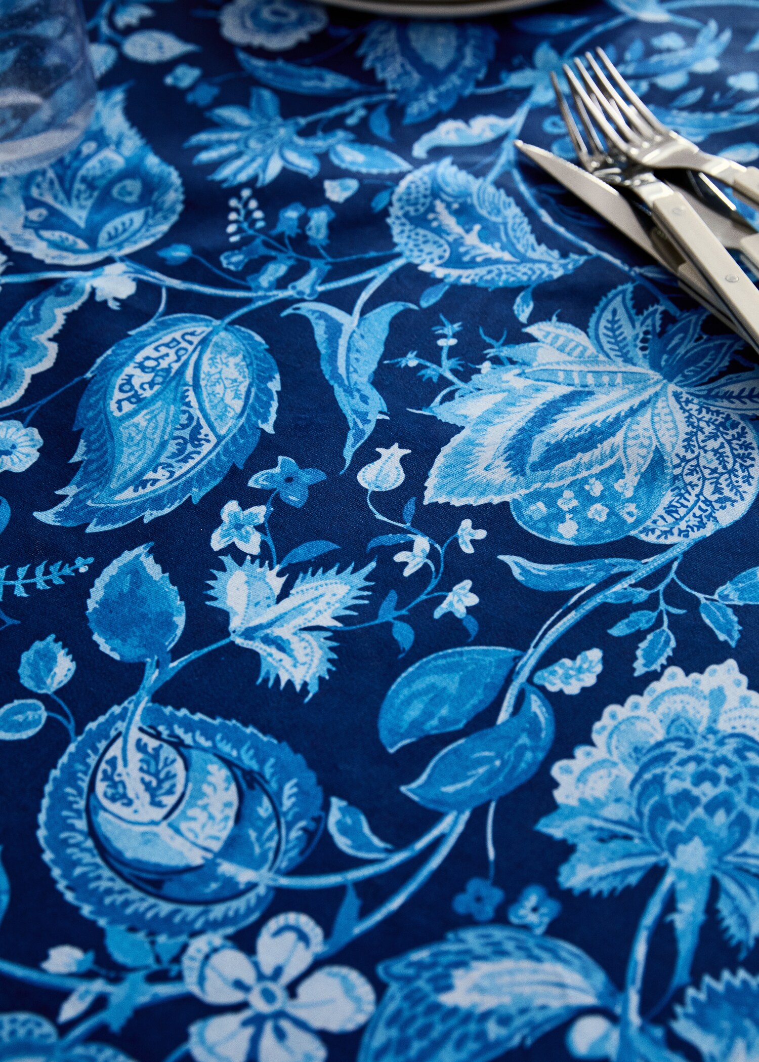 Resin tablecloth with flower print for 2 to 4 diners - Details of the article 7