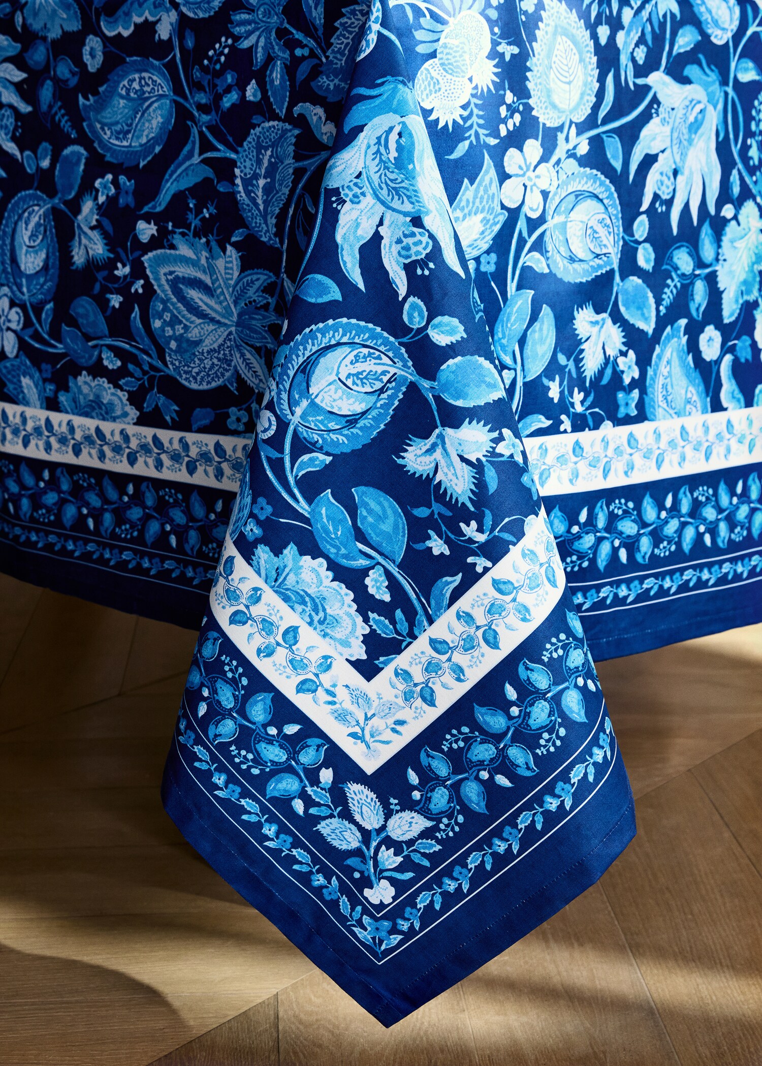 Resin tablecloth with flower print for 2 to 4 diners - Details of the article 8