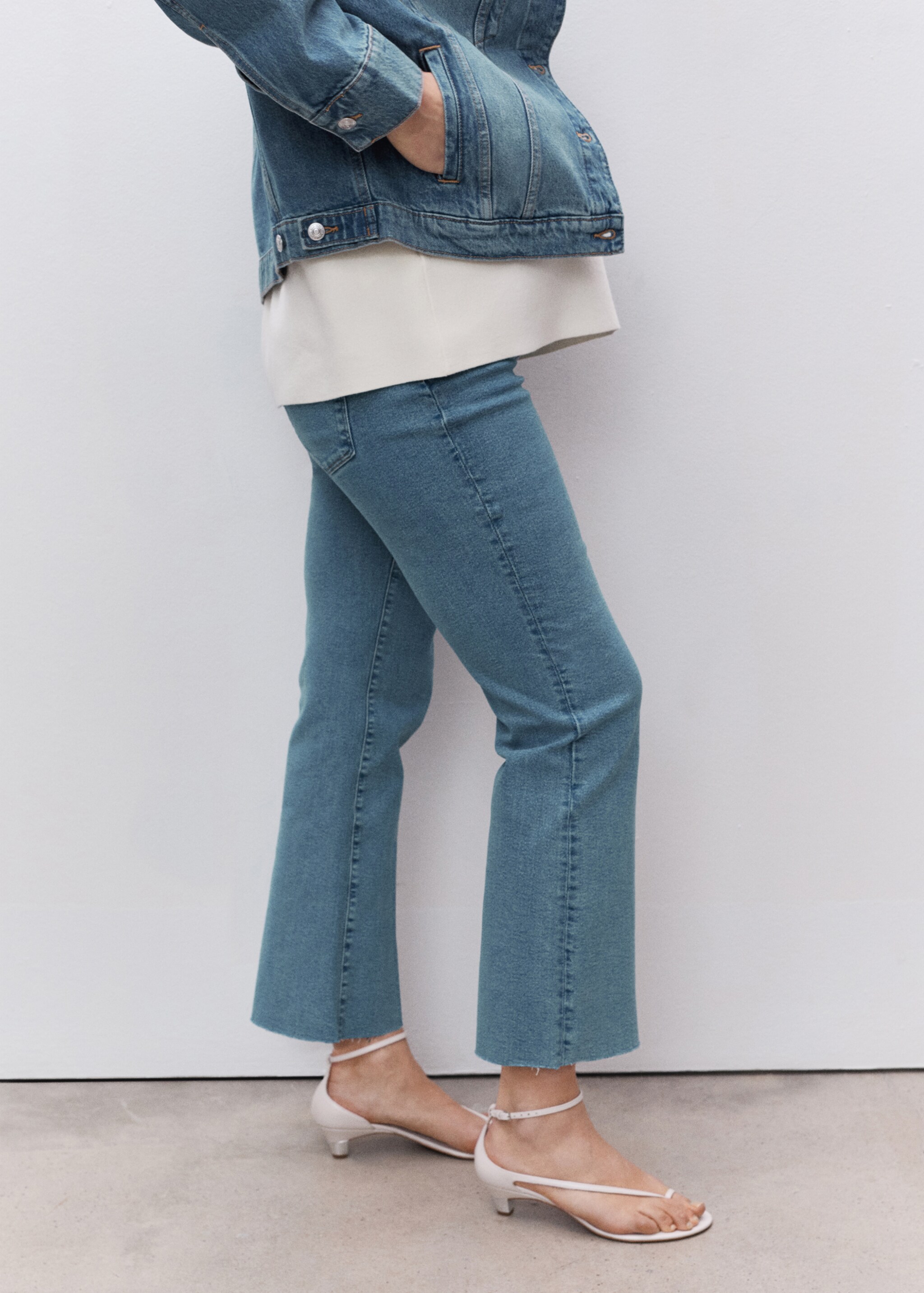 Jeans flare crop premamá - Plano medio