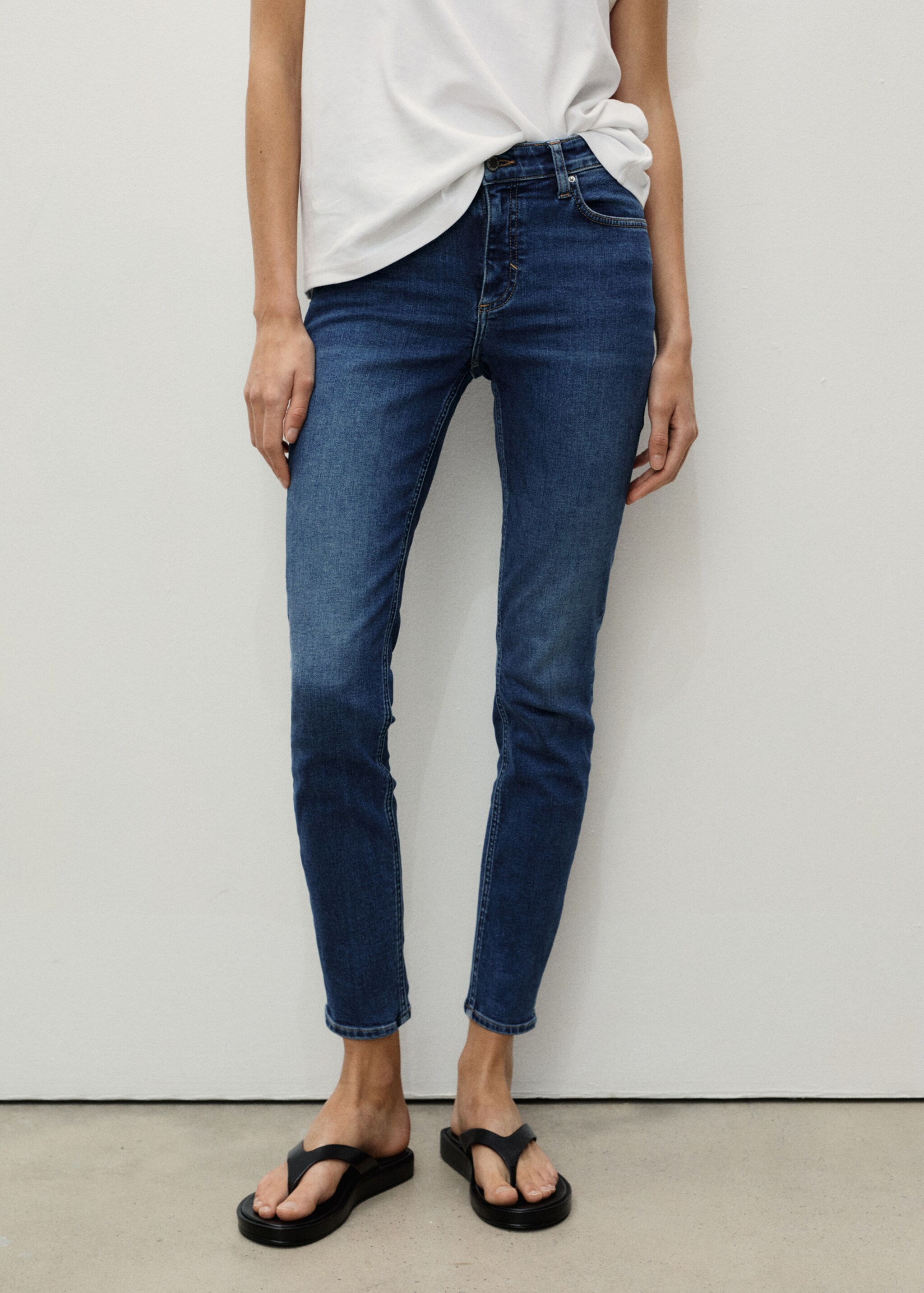 Skinny-Jeans mit mit mittlerer Bundhöhe - Mittlere Ansicht