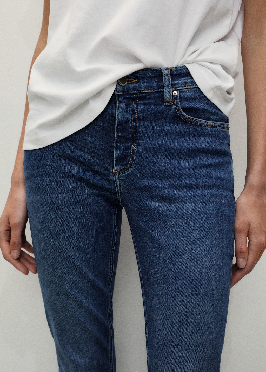 Mid-rise skinny jeans