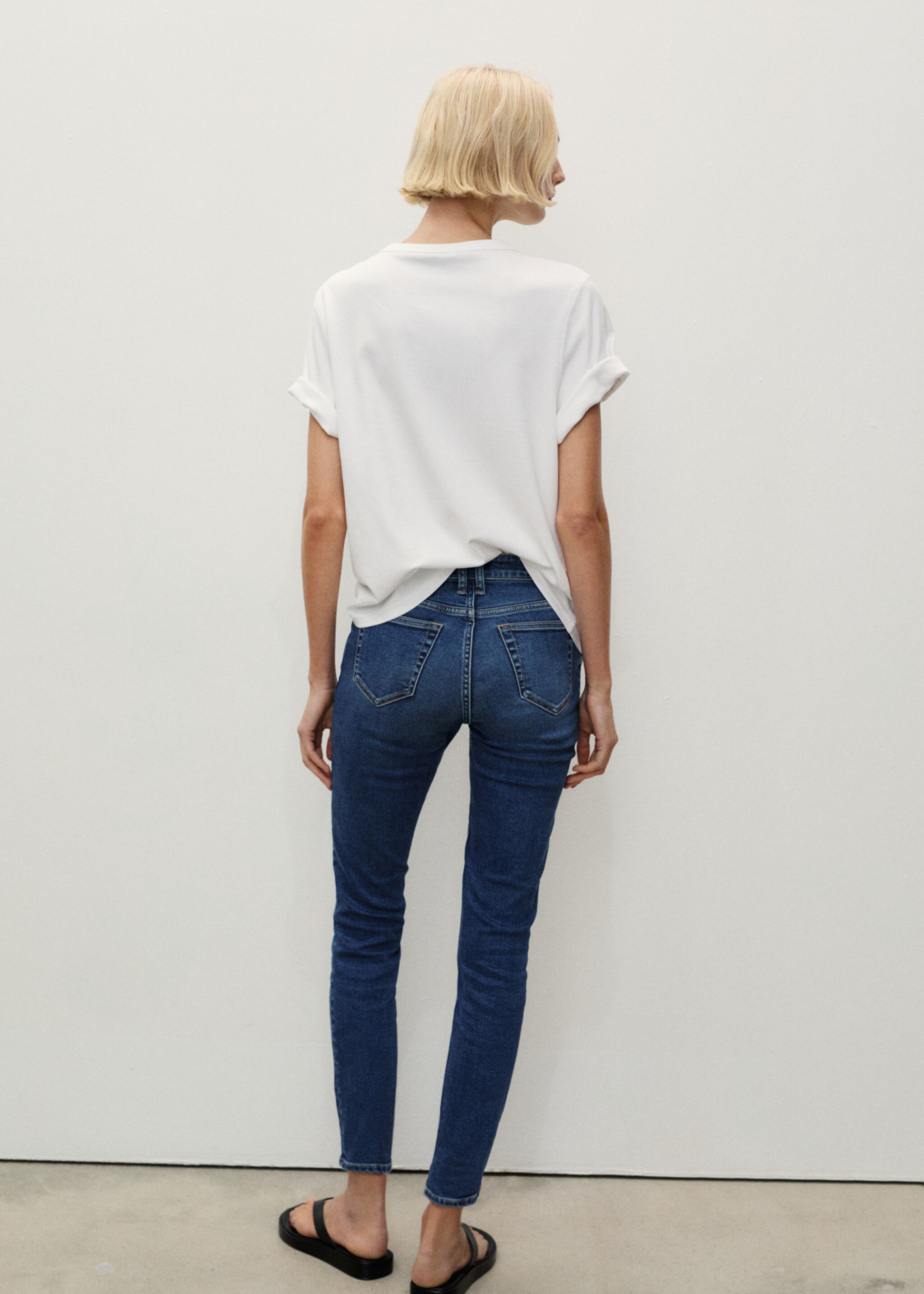 Skinny-Jeans mit mit mittlerer Bundhöhe - Rückseite des Artikels
