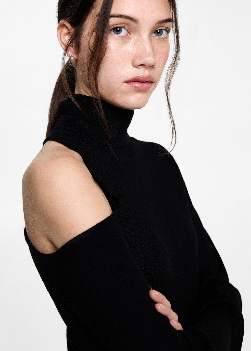 Asymmetrical sweater with shoulder opening