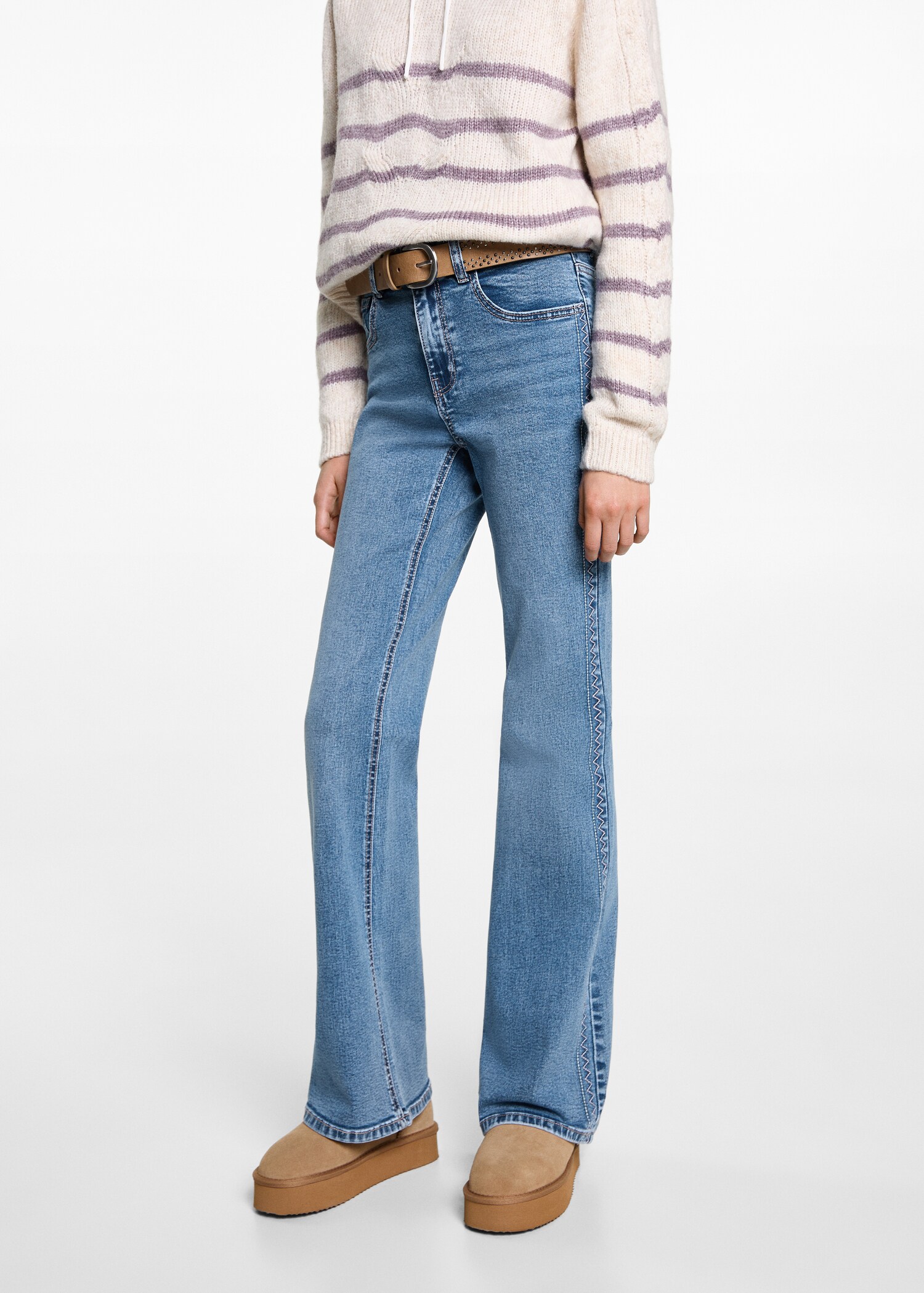 Jeans com pormenores bordados - Plano médio
