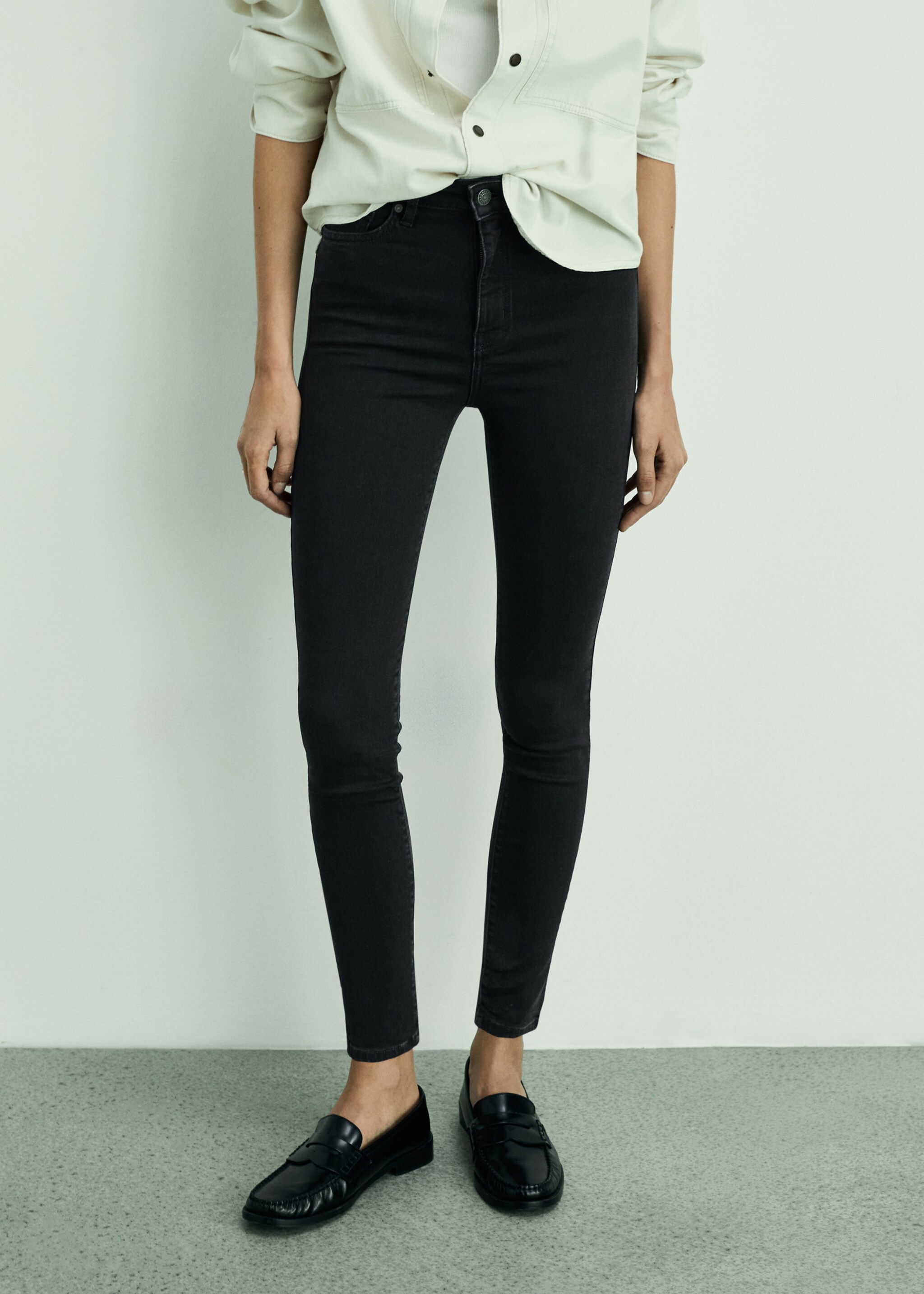 Jeans skinny tiro alto - Plano medio