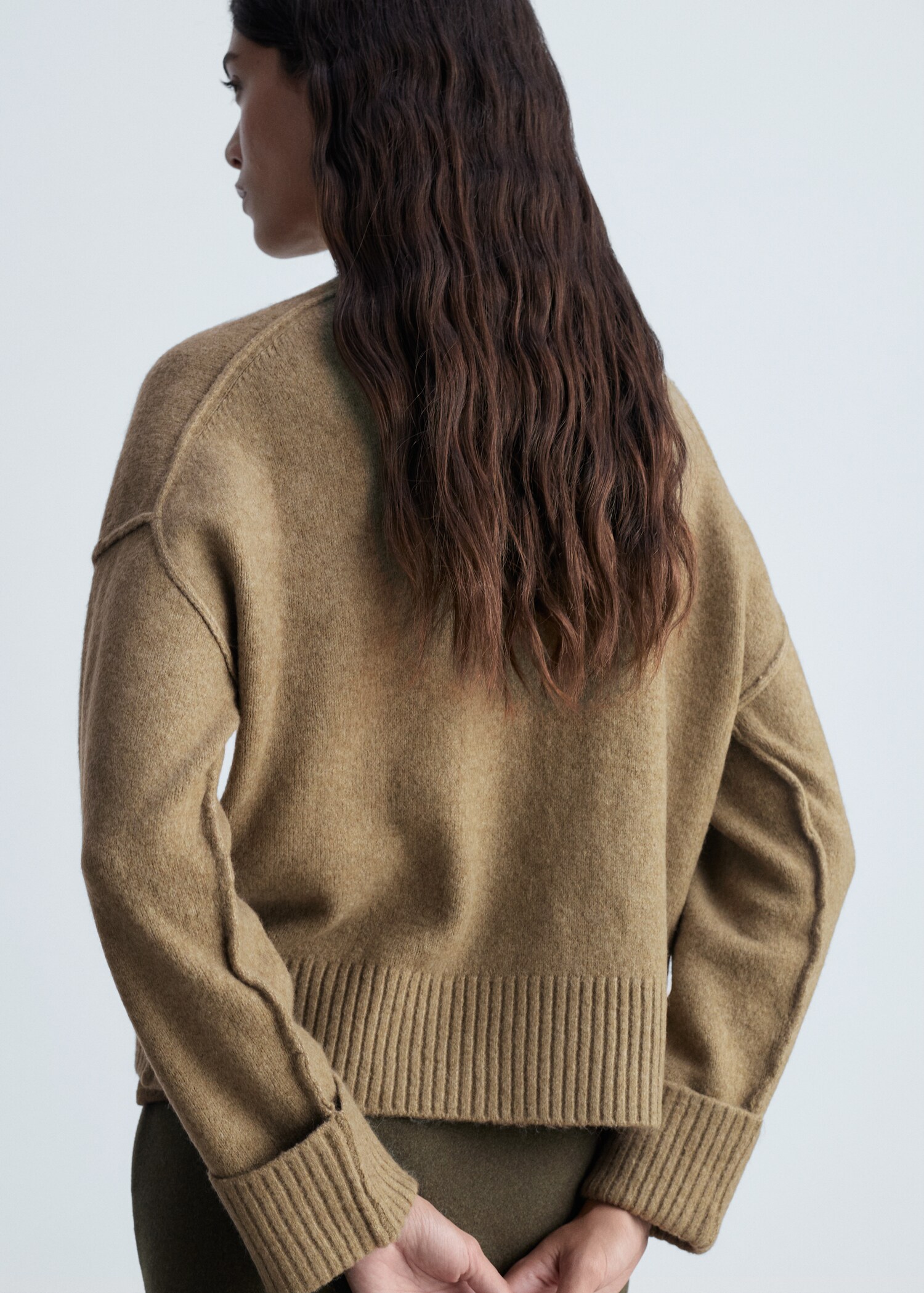 Pullover mit umgeschlagenen Ärmeln - Rückseite des Artikels