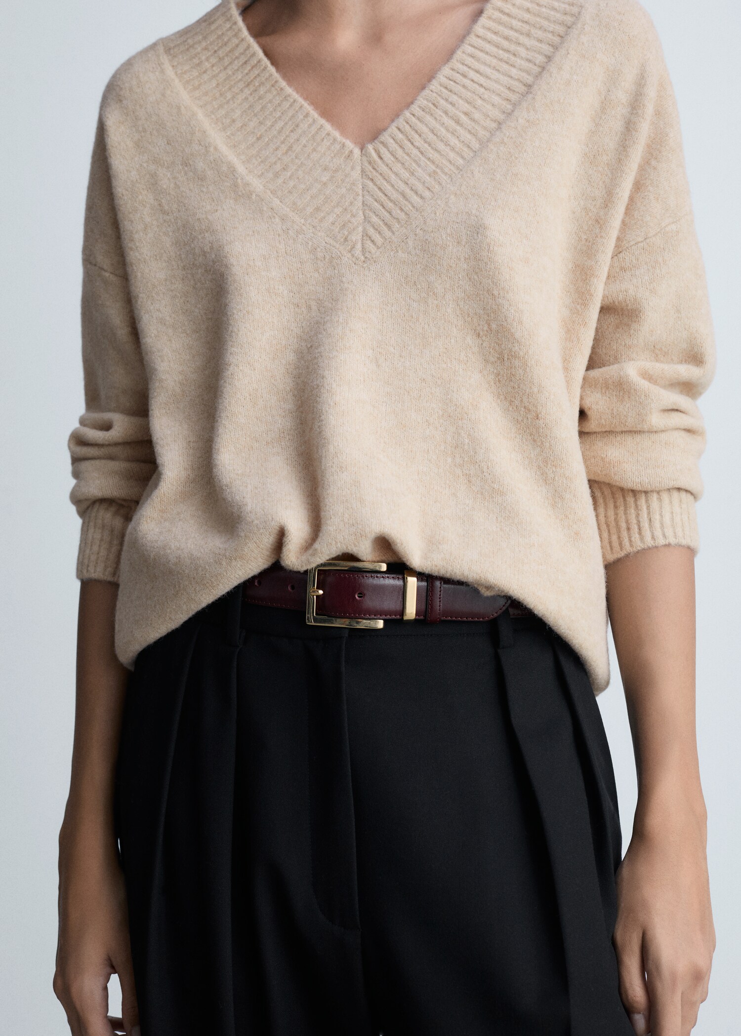 Oversized V-neck sweater - Details of the article 6