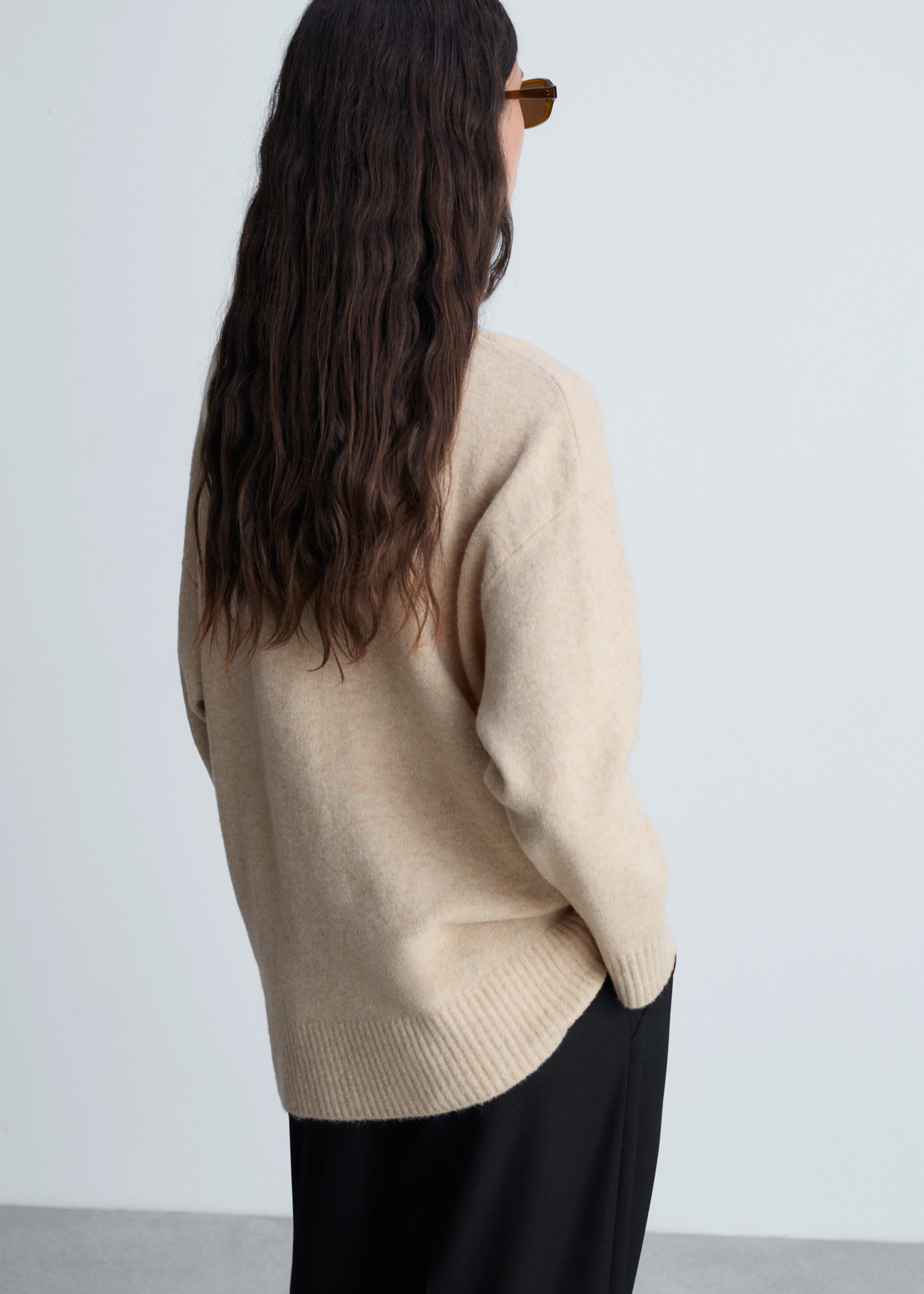Oversized V-neck sweater - Reverse of the article