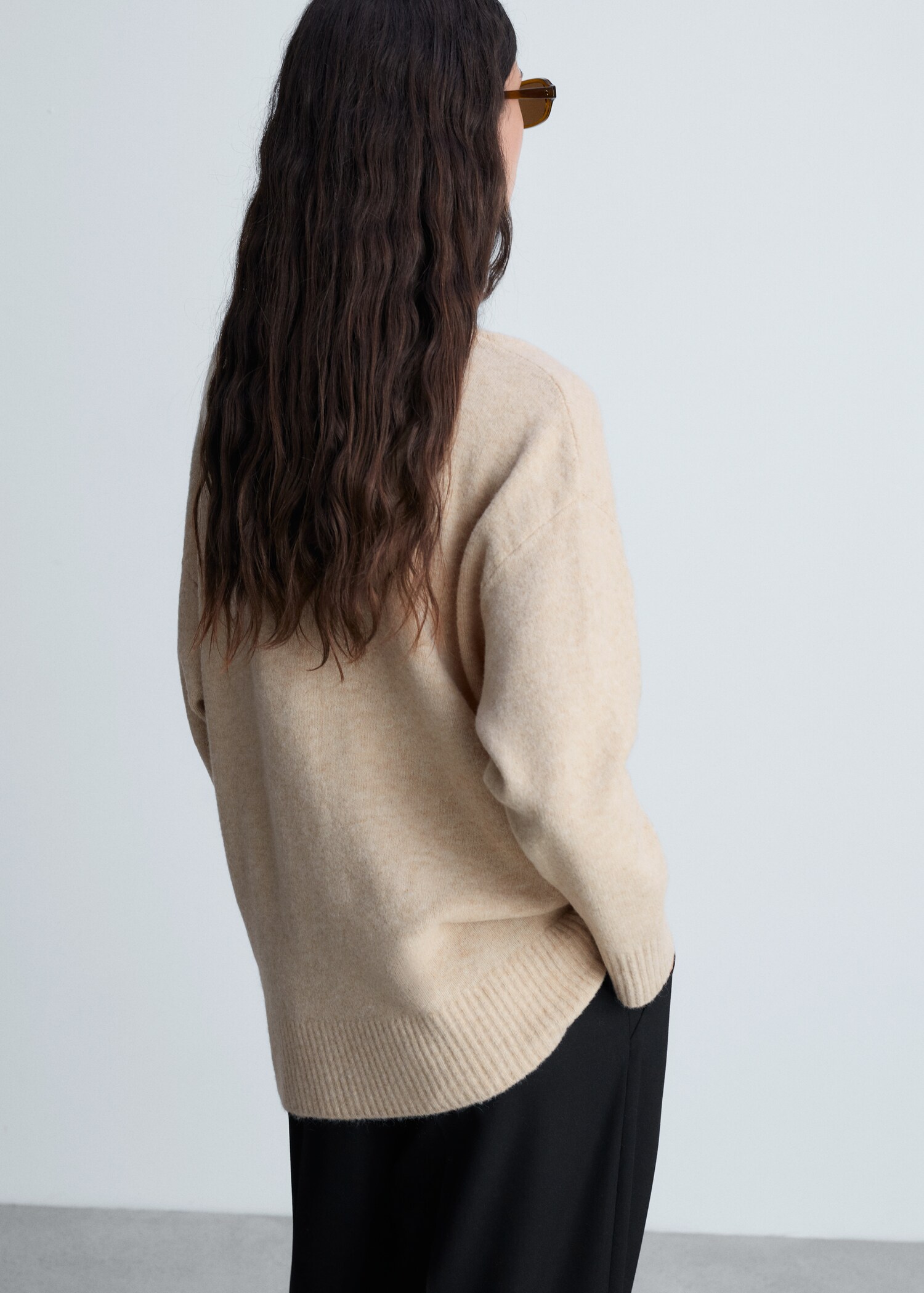 Oversized V-neck sweater - Reverse of the article