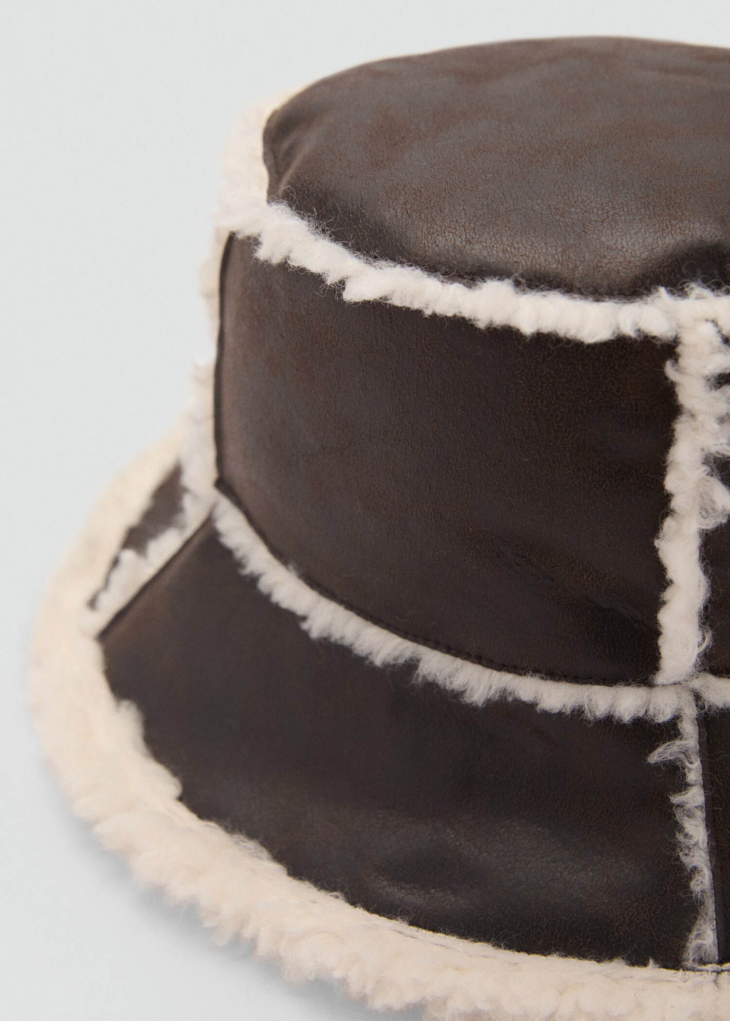 Gorro bucket borreguito - Plano medio