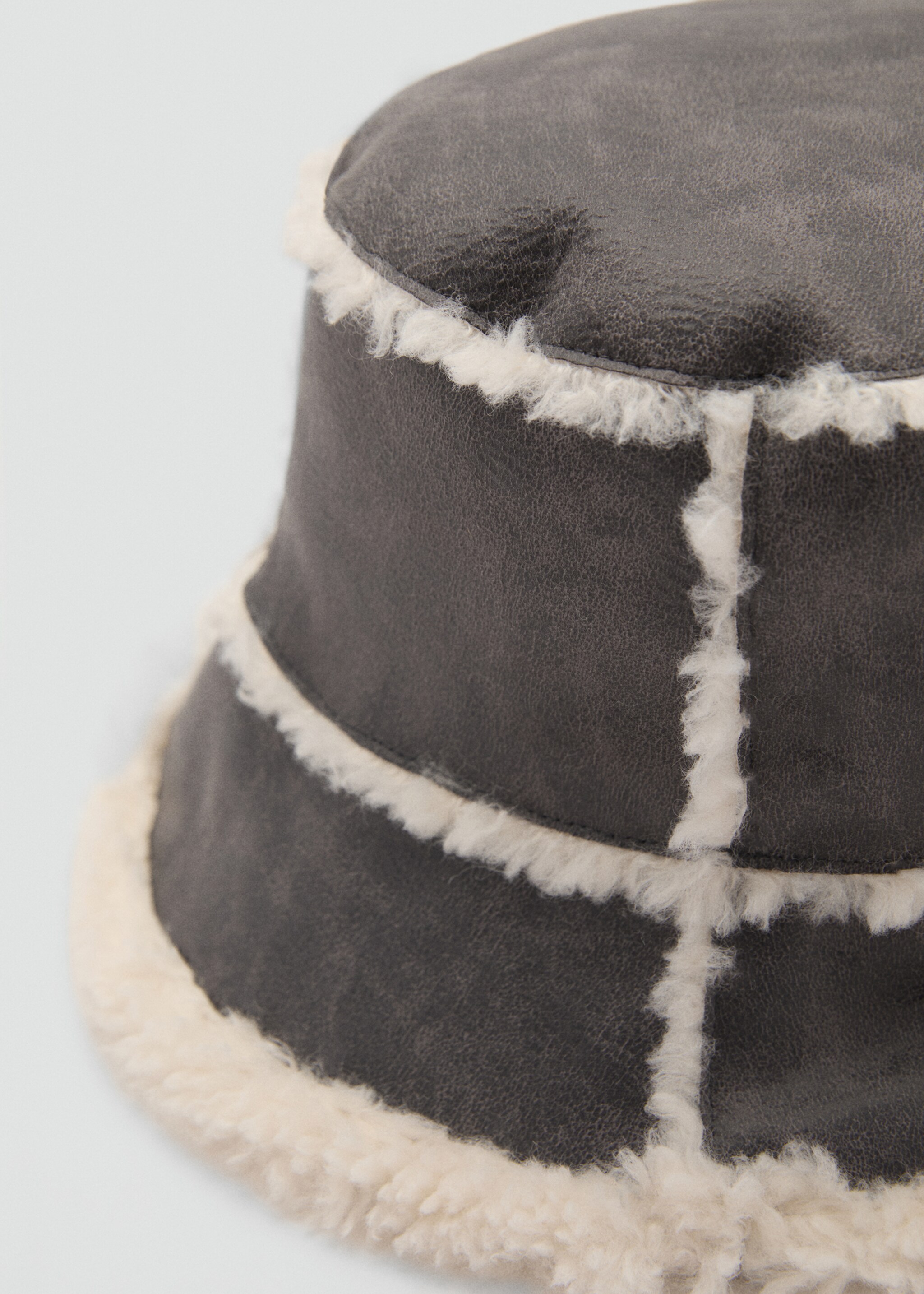 Gorro bucket borreguito - Plano medio