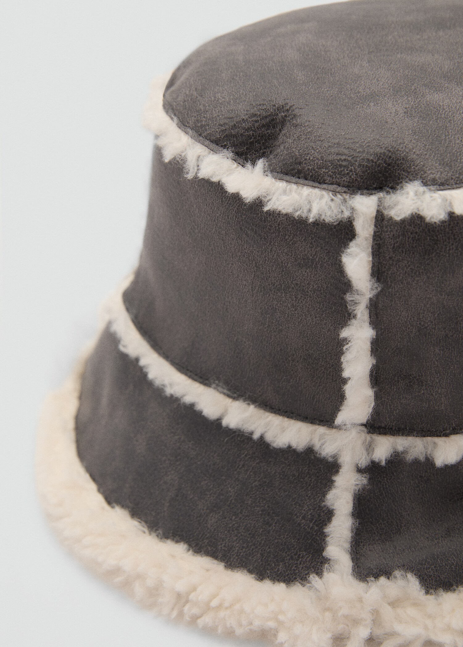 Gorro bucket borreguito - Plano medio