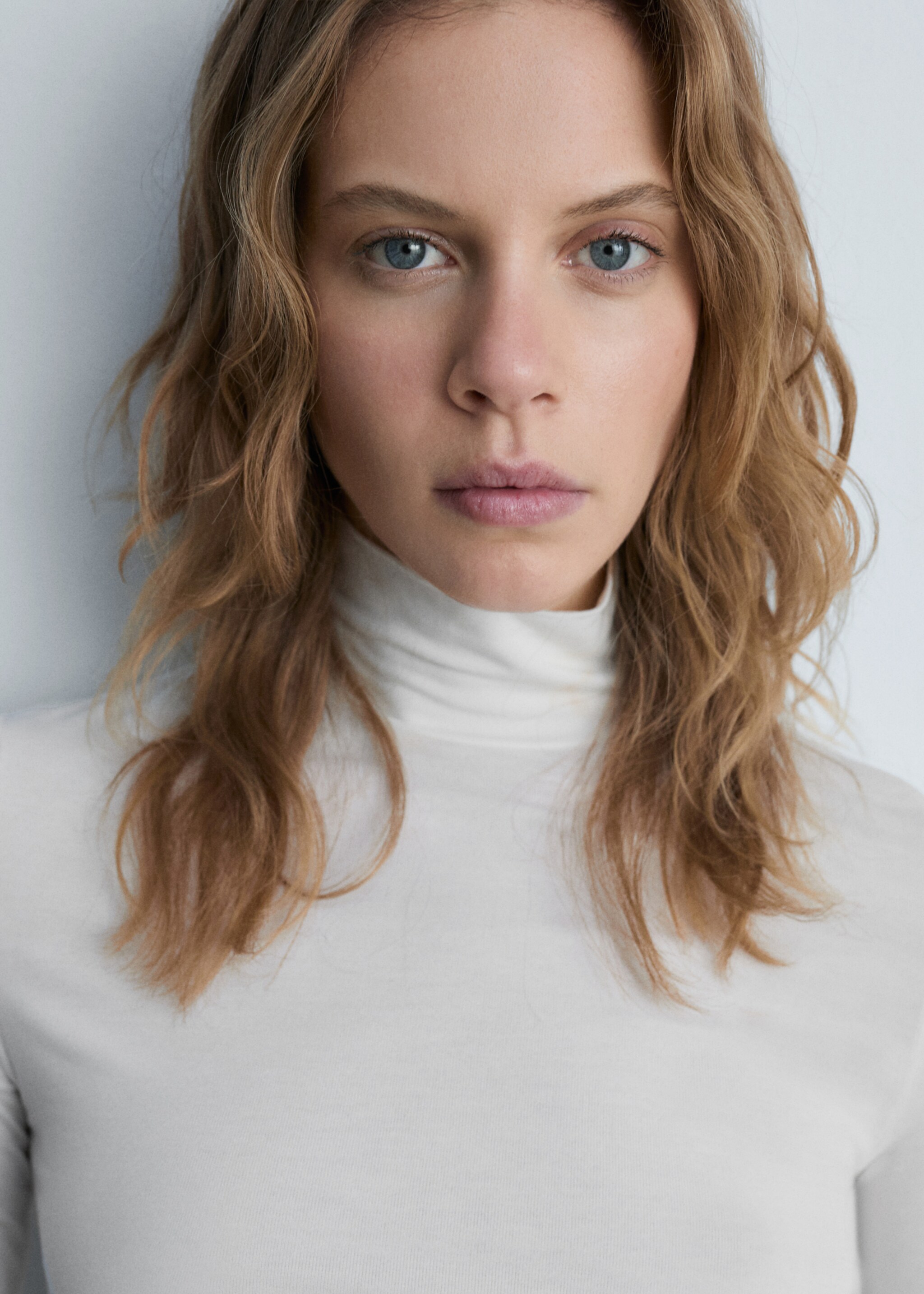 Fitted turtleneck t-shirt - Details of the article 1
