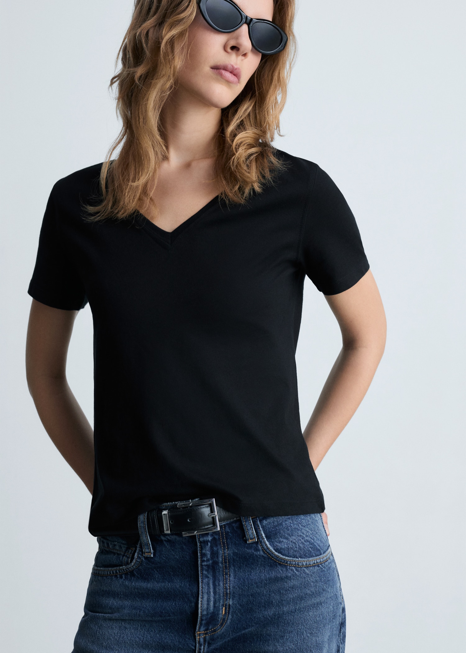 Camiseta algodón cuello pico - Plano medio
