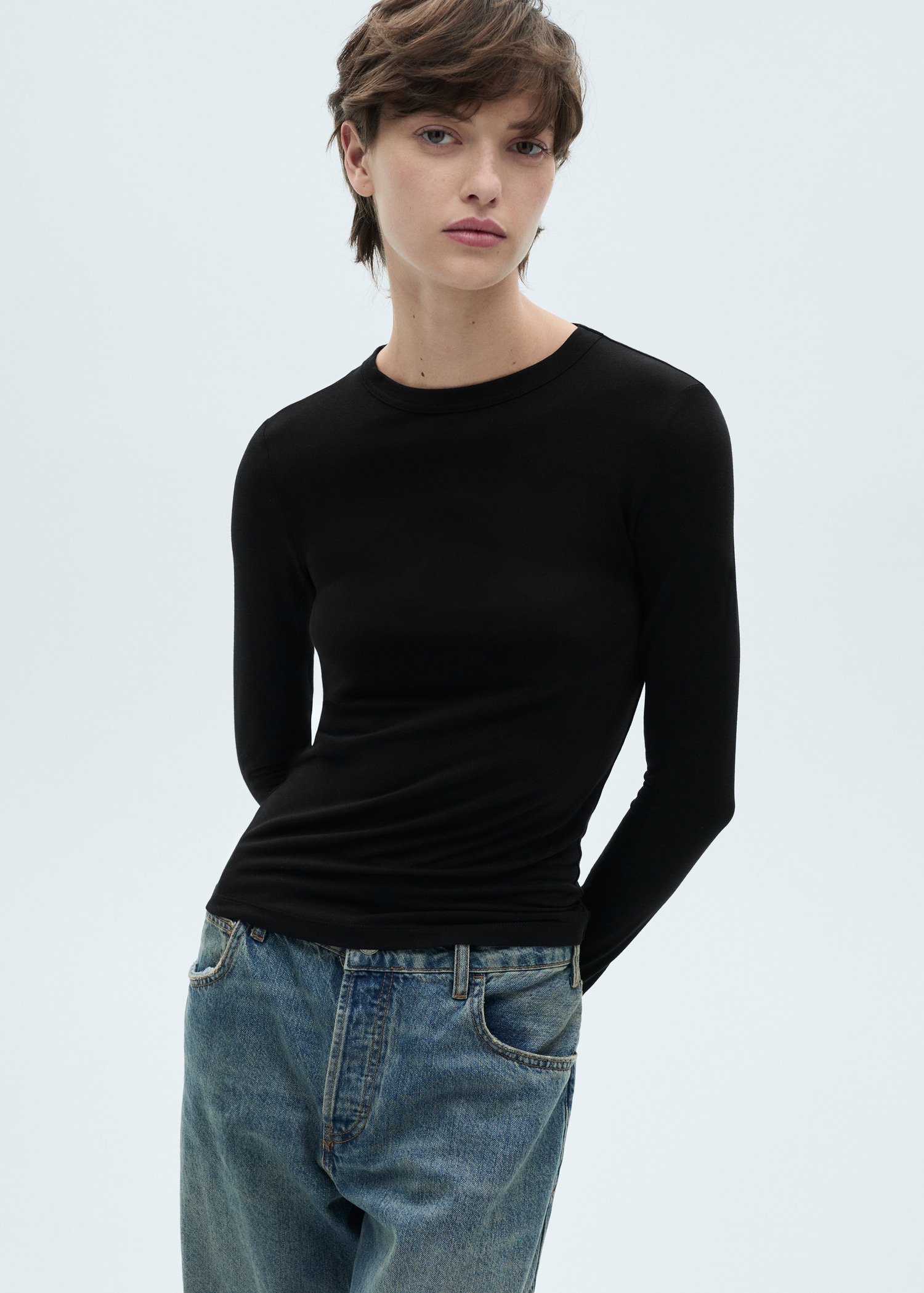 Tricou cambrat cu mânecă lungă - Plan mediu