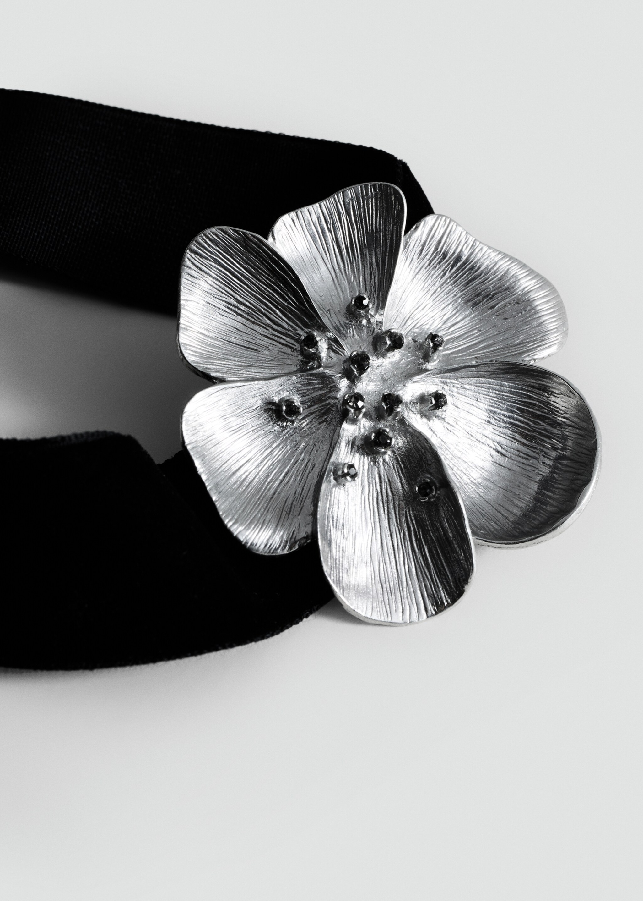 Collar choker flor cristales - Plano medio