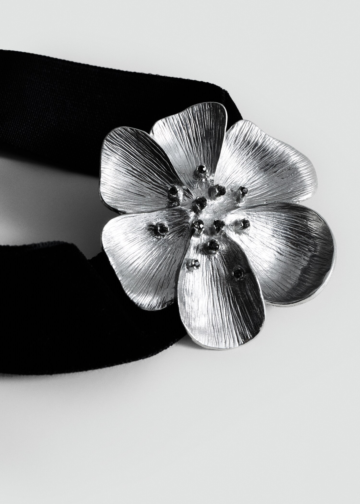 Collar choker flor cristales - Plano medio