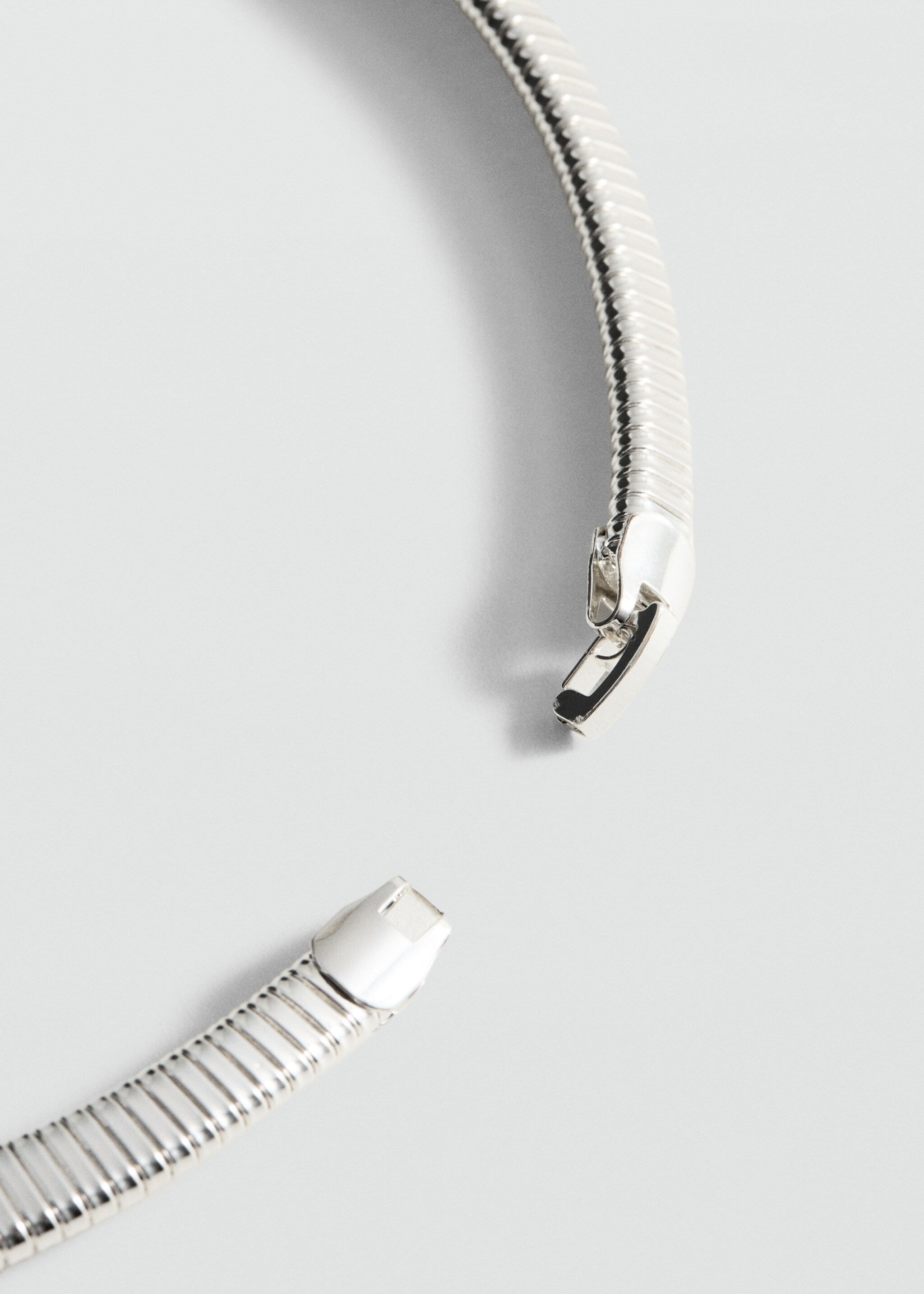 Rigid textured necklace - Medium plane
