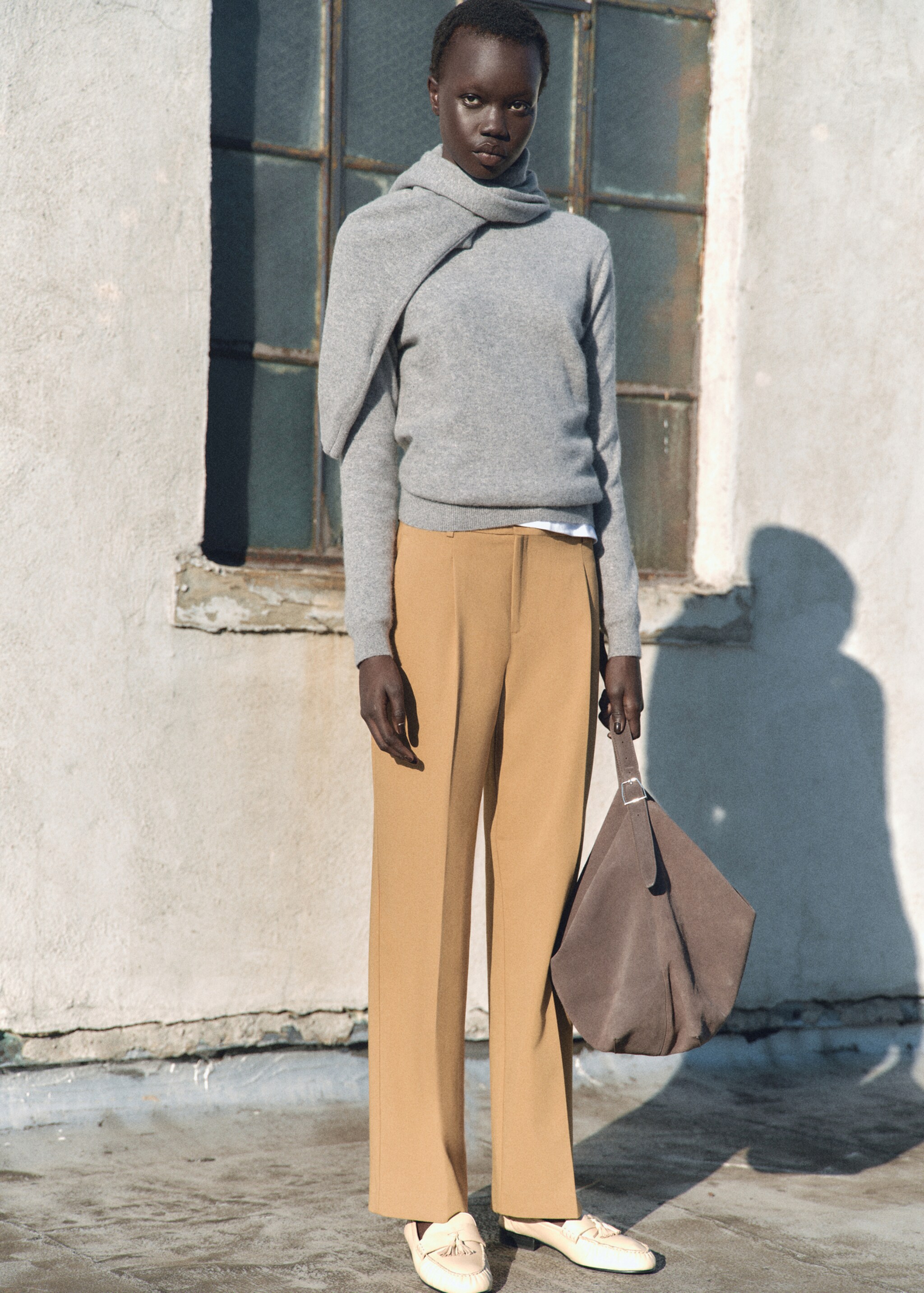 Straight-fit pleated trousers - Reverse of the article