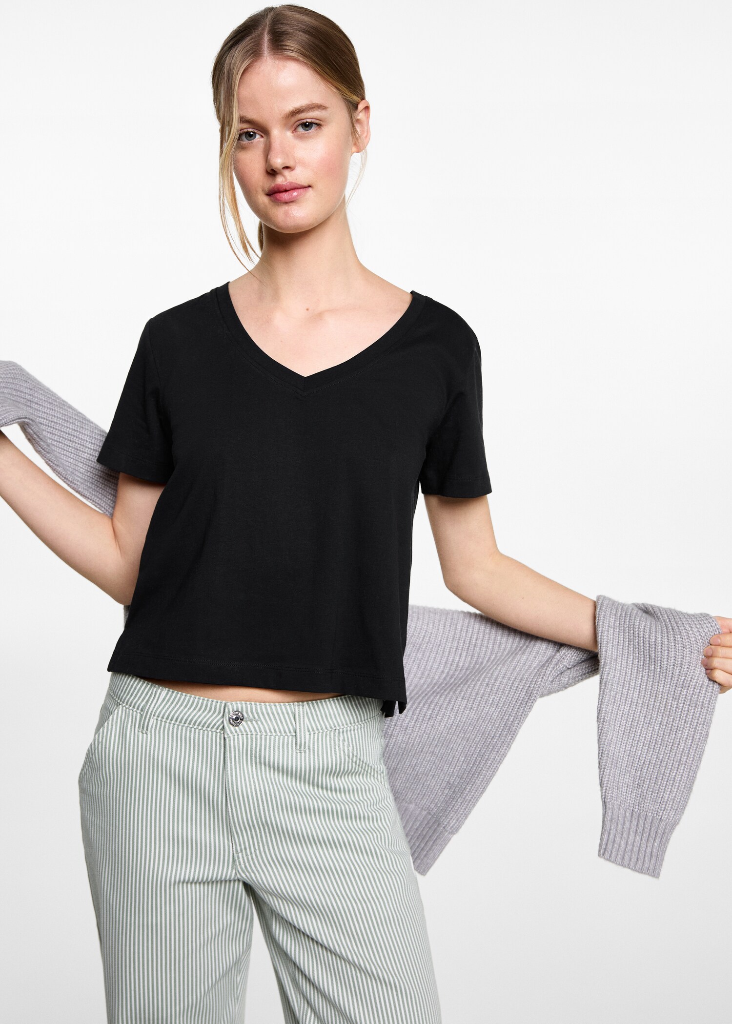 T-Shirt mit V-Ausschnitt - Mittlere Ansicht