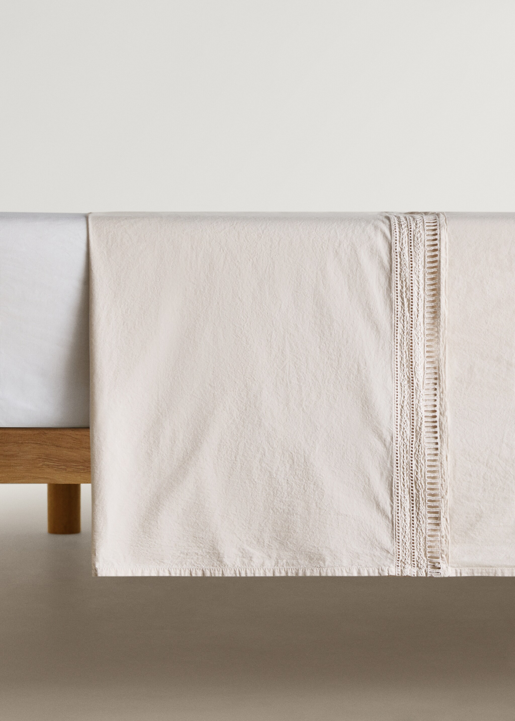Top sheet with embroidered finish for 180/200 cm bed - Article without model