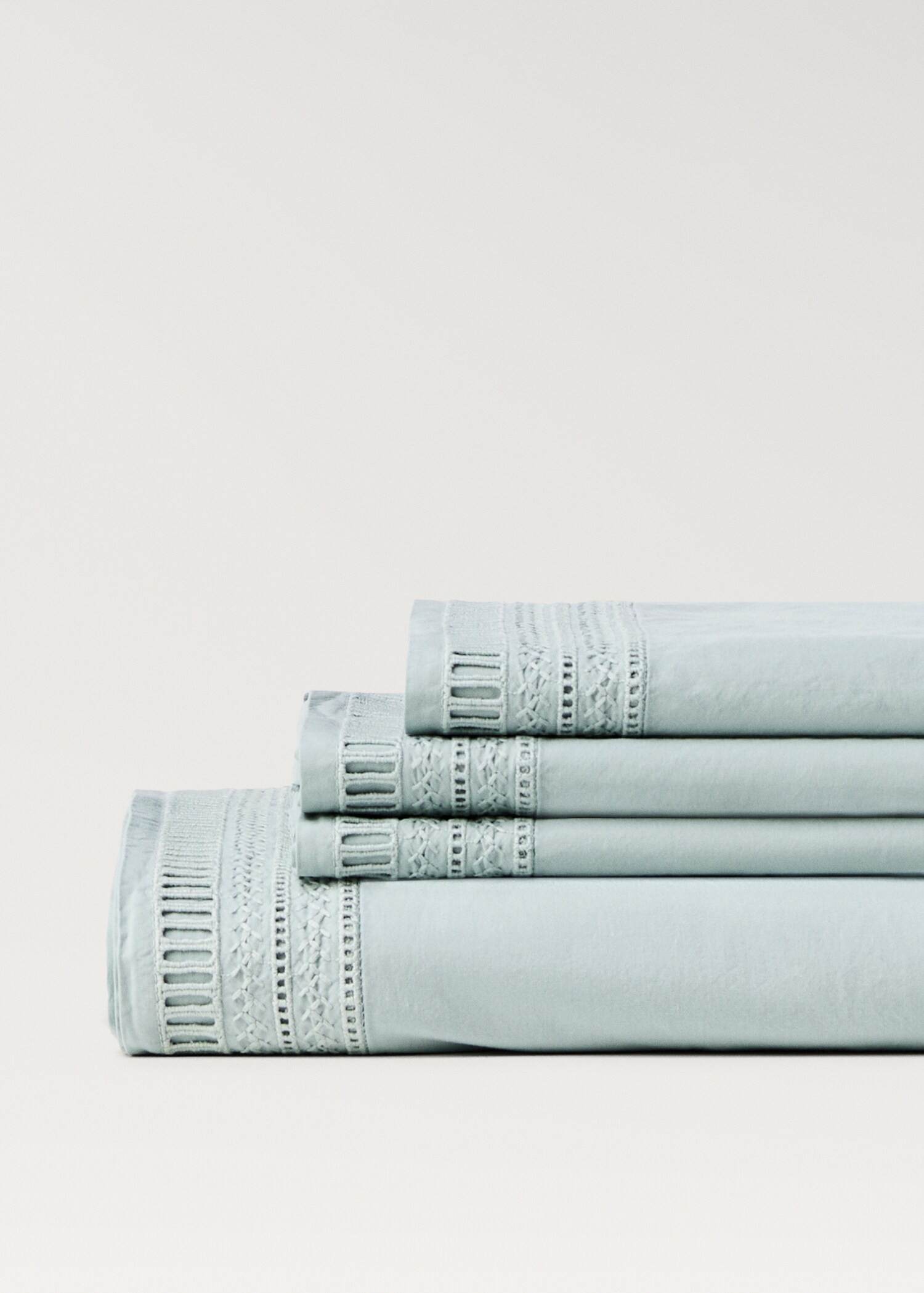 Top sheet with embroidered finish for 180/200 cm bed - Details of the article 2
