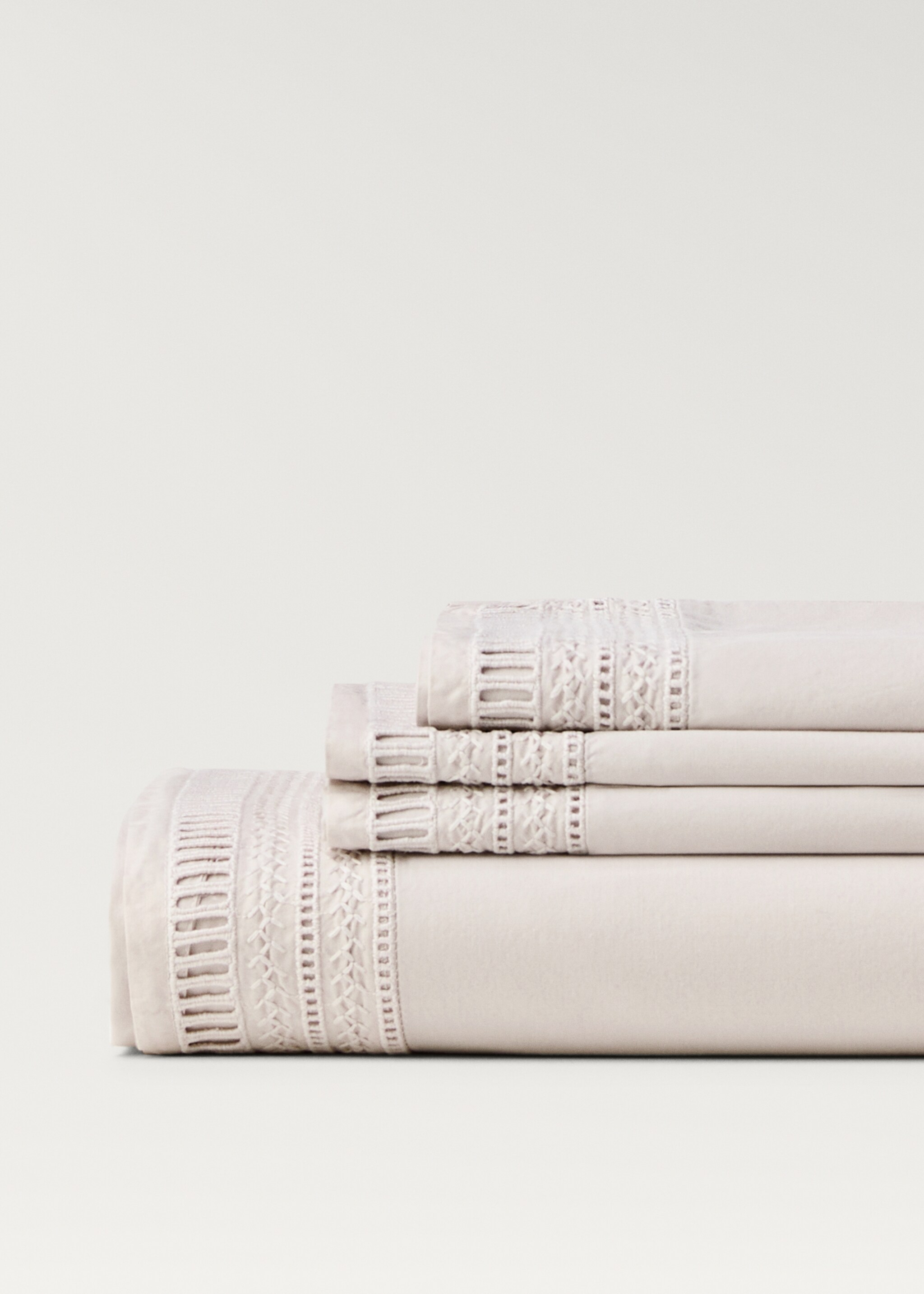 Top sheet with embroidered finish for 150/160 cm bed - Details of the article 2