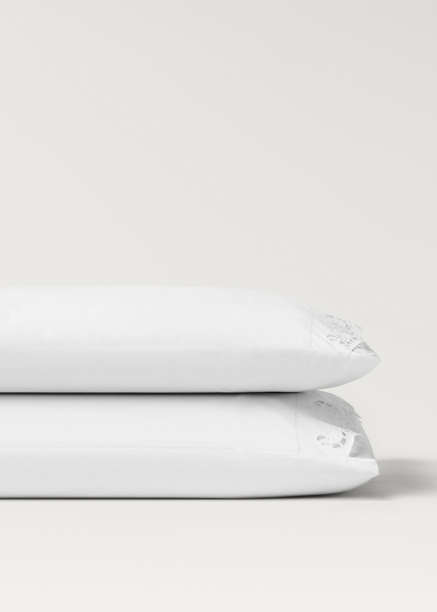 Two embroidered cotton pillowcases with openwork embroidery 50x75 cm - Details of the article 1