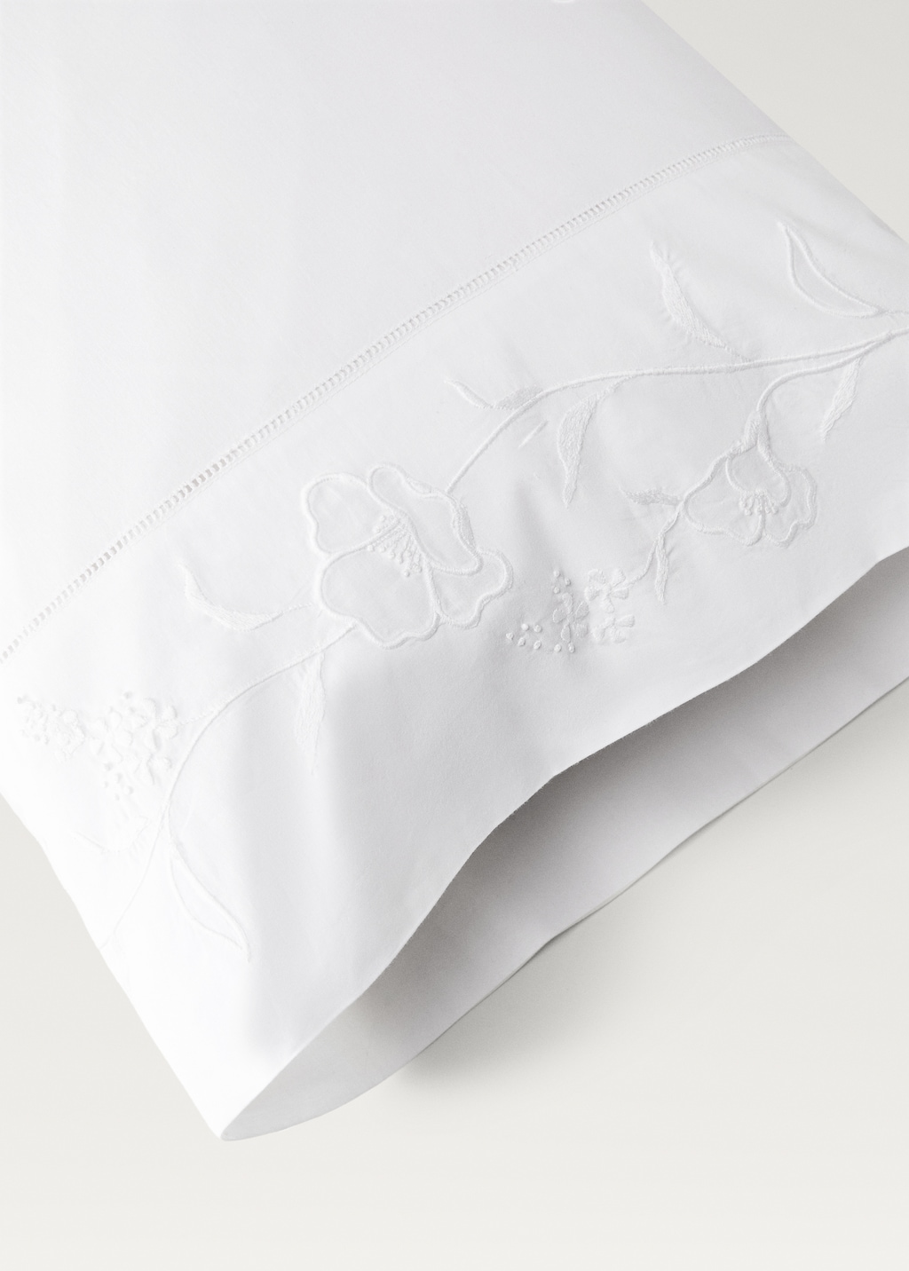 Cotton pillowcase with hand-embroidered flowers 45x110 cm